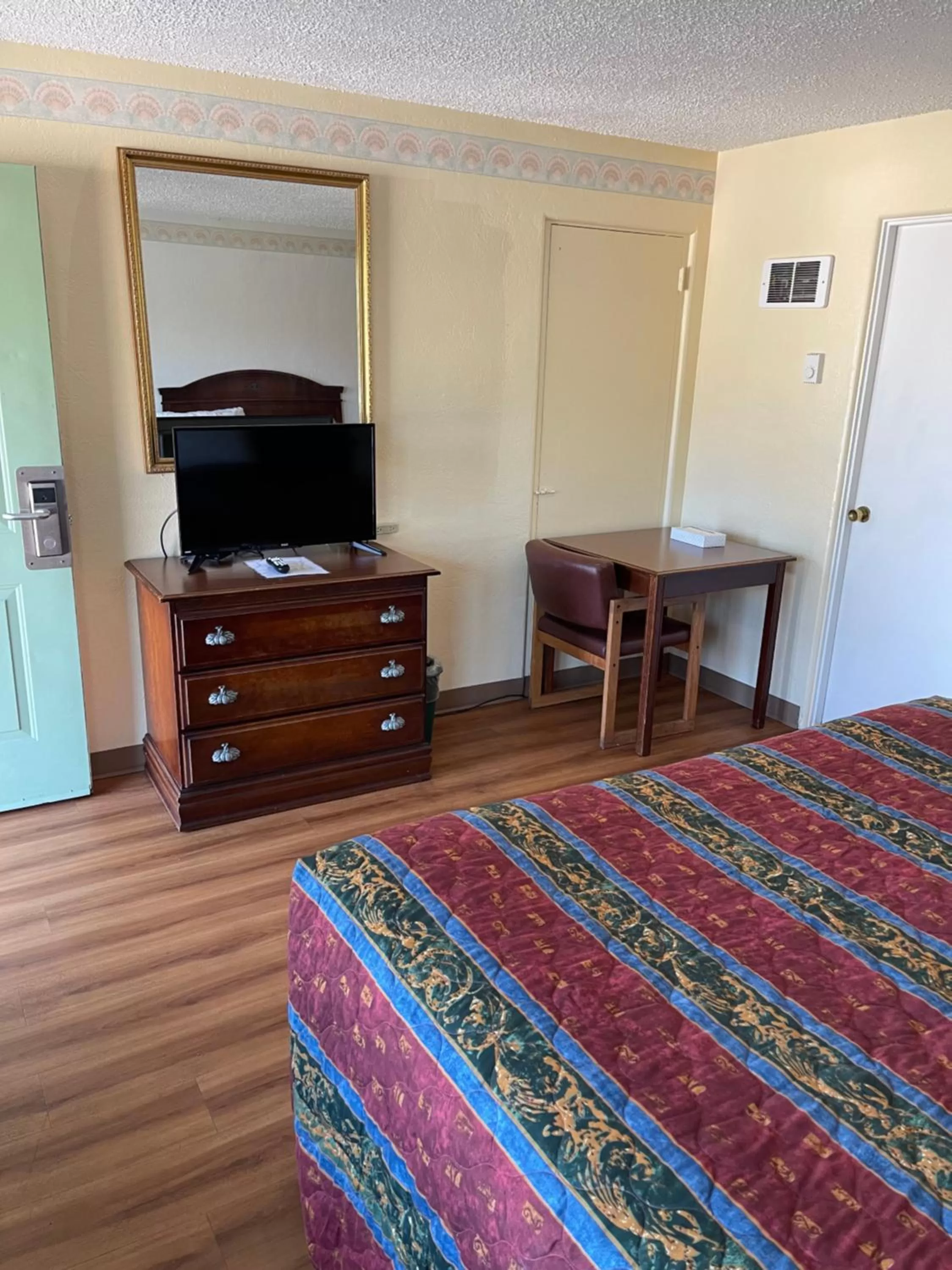 TV and multimedia, Bed in Villa West Motel