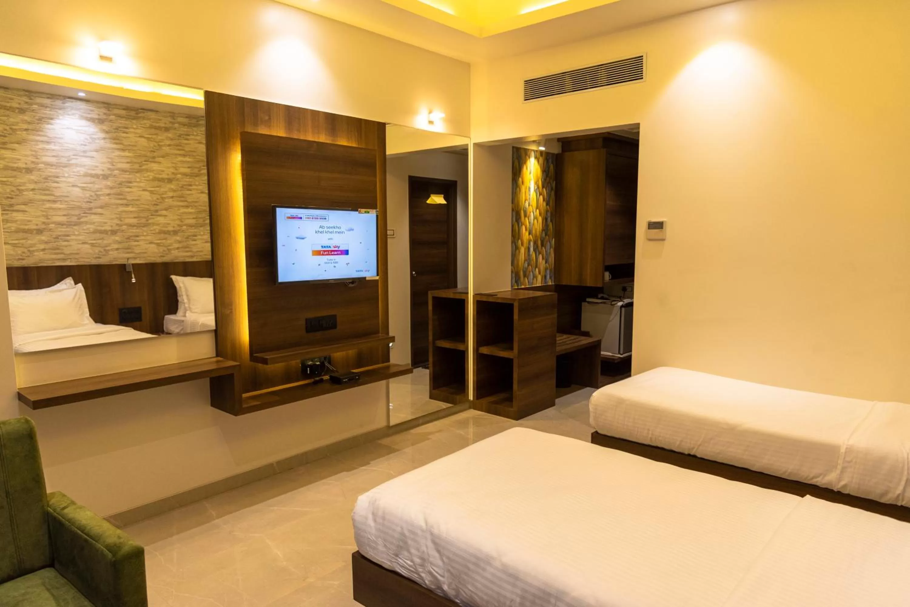 TV and multimedia, Bed in Hotel Pratham