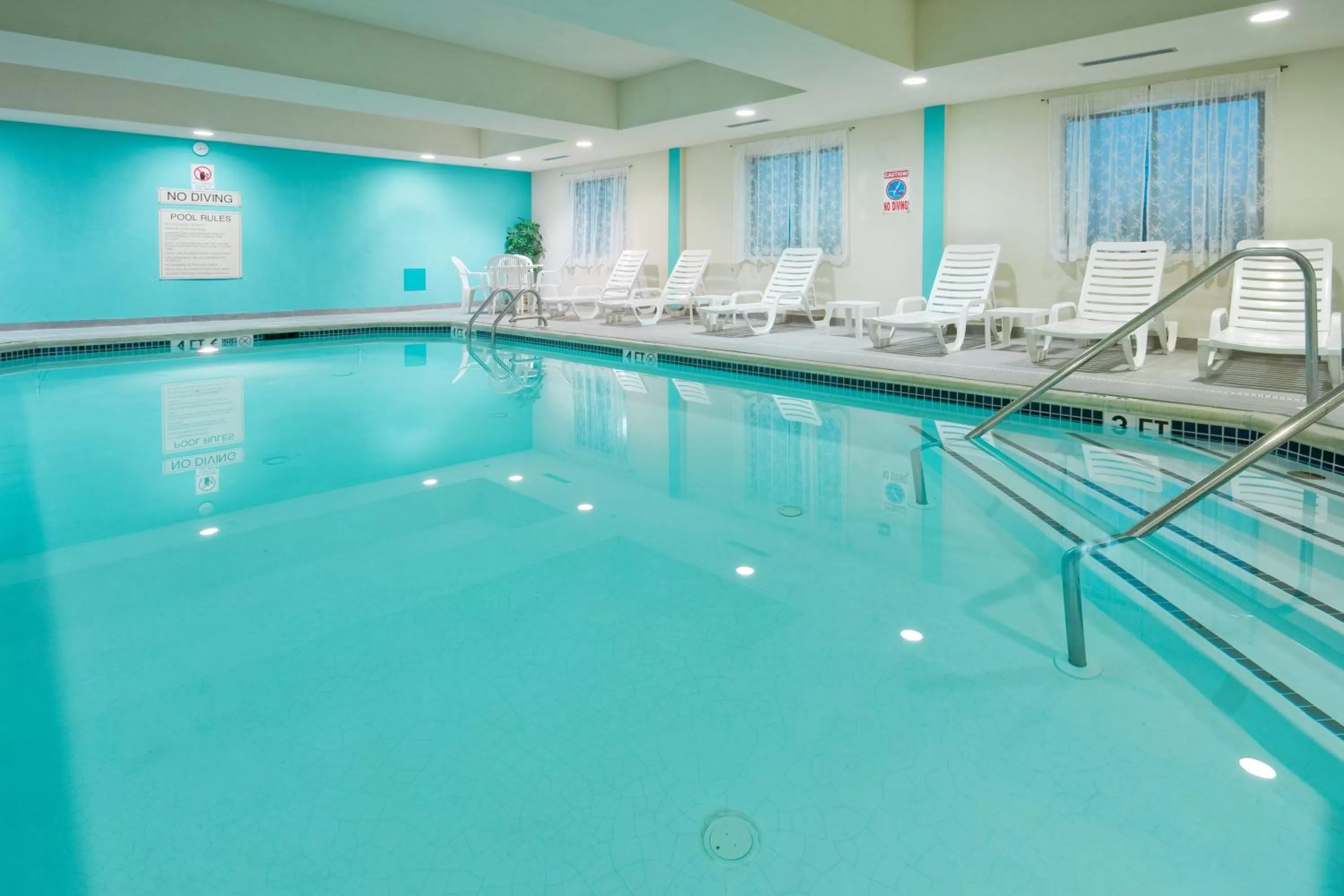 Swimming pool in Holiday Inn Express and Suites Quakertown - Allentown Area by IHG