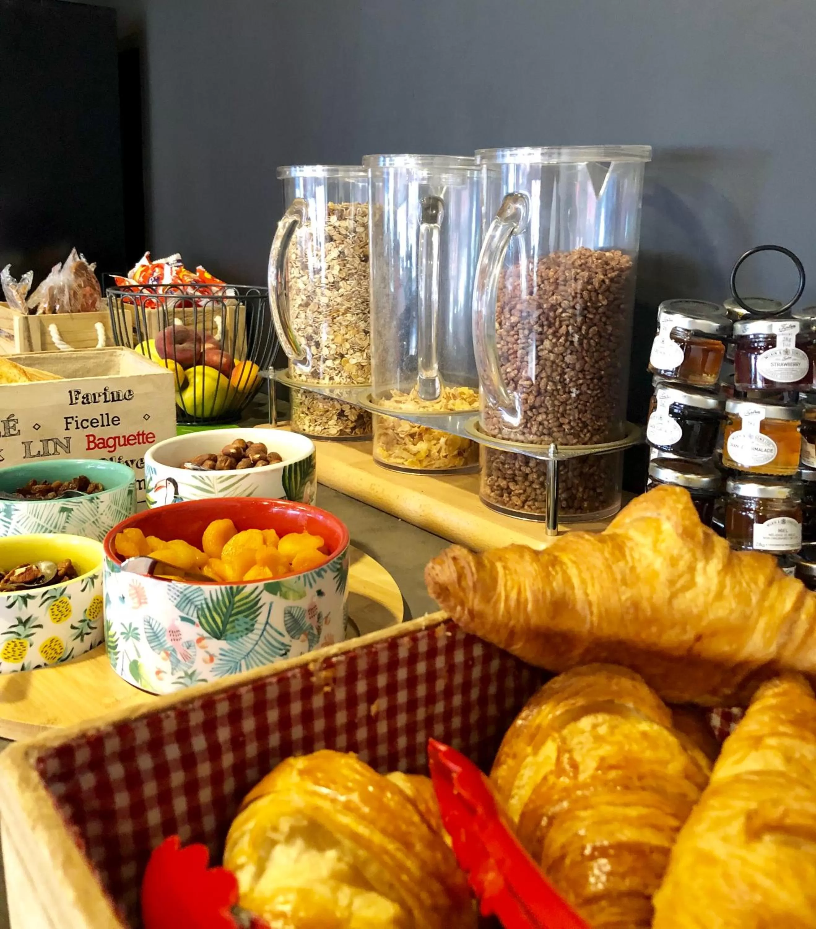 Breakfast in Logis Hôtel-Restaurant Le Commerce