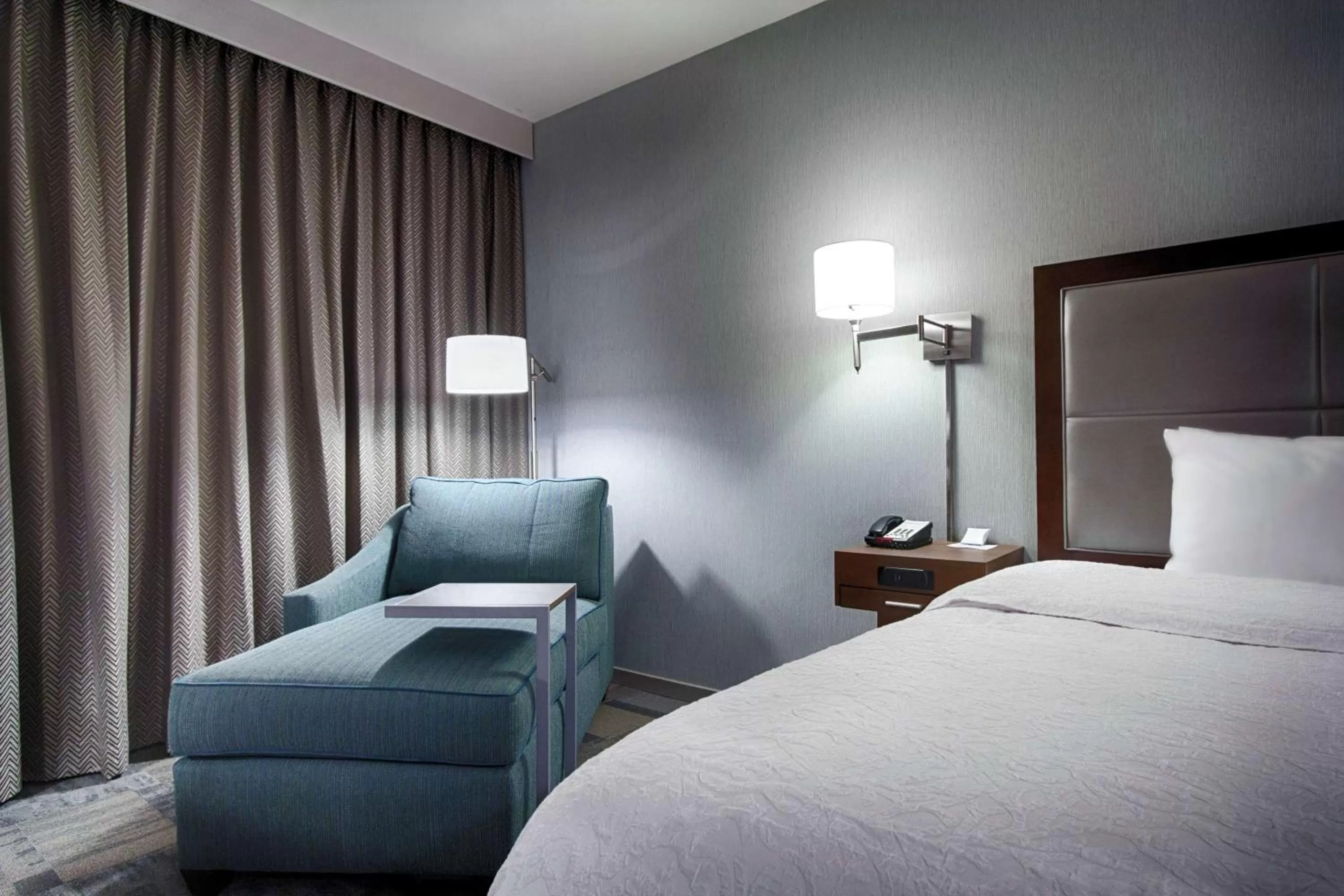 Living room, Bed in Hampton Inn Salina