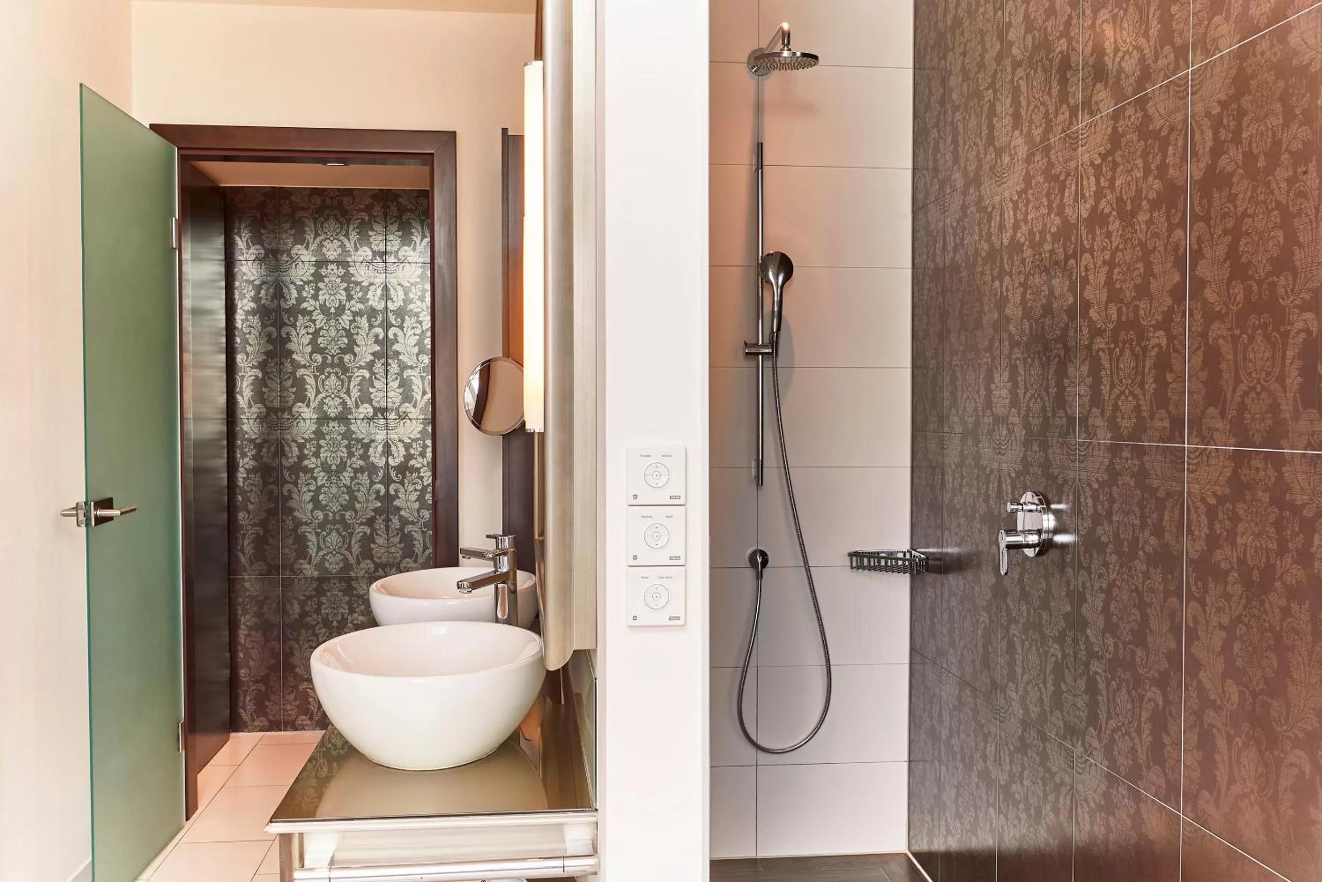 Shower in Steigenberger Hotel Herrenhof