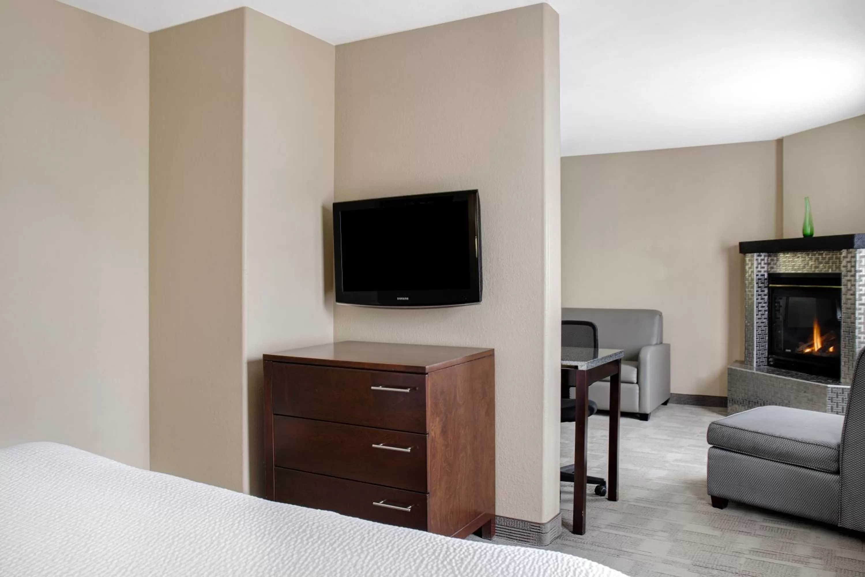 TV and multimedia in Days Inn by Wyndham Medicine Hat