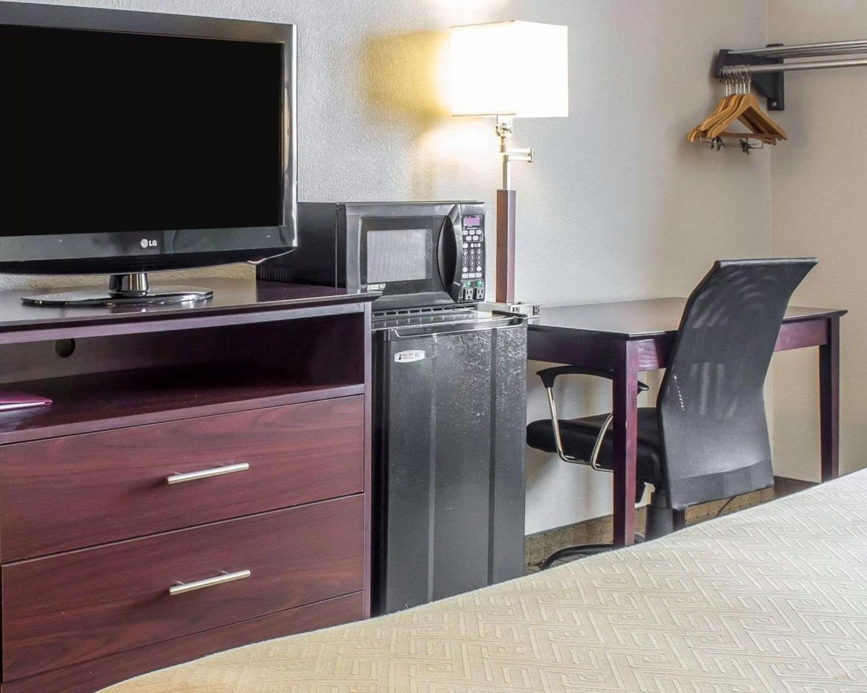 Photo of the whole room in Econo Lodge