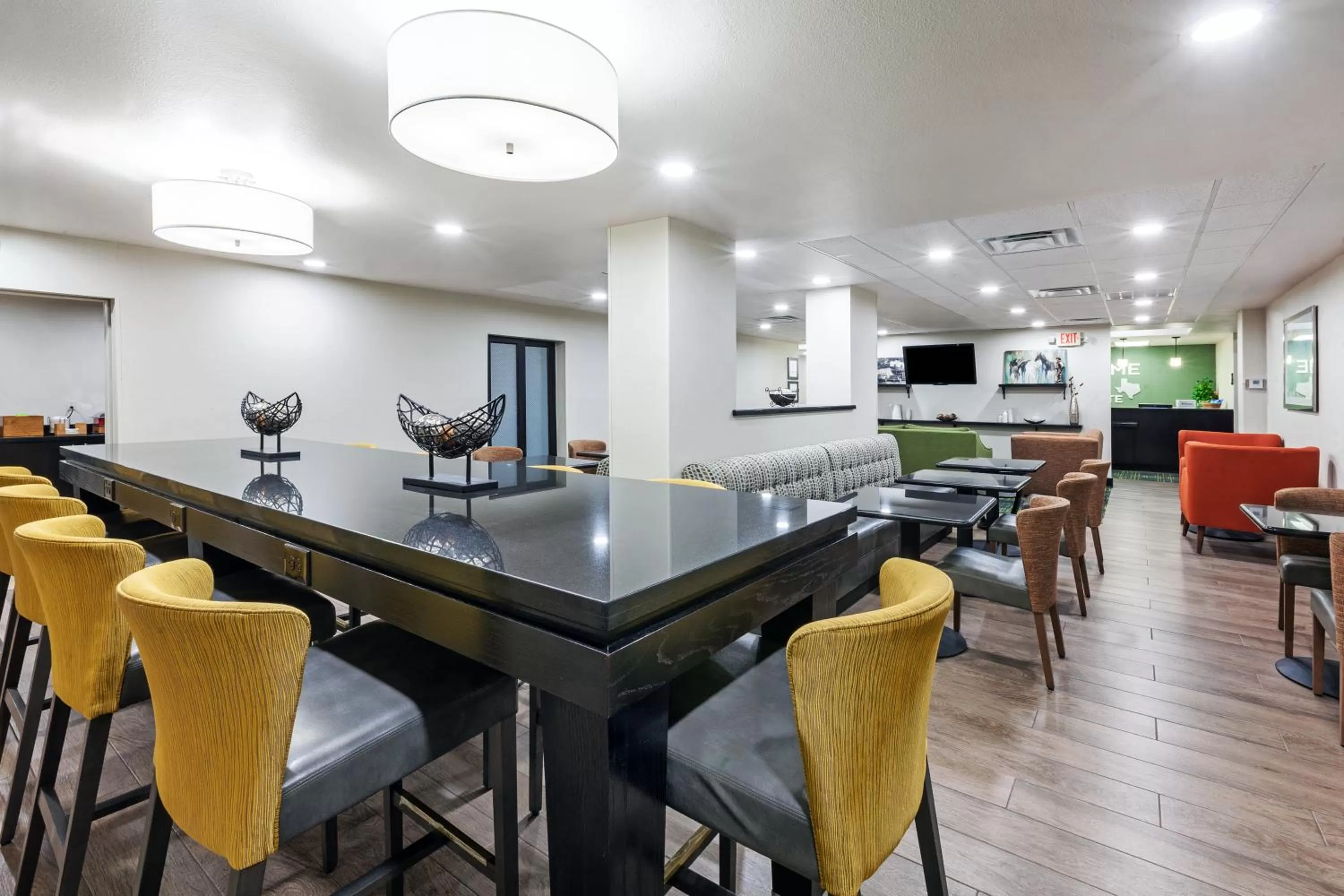 Communal lounge/ TV room in Comfort Inn Sherman