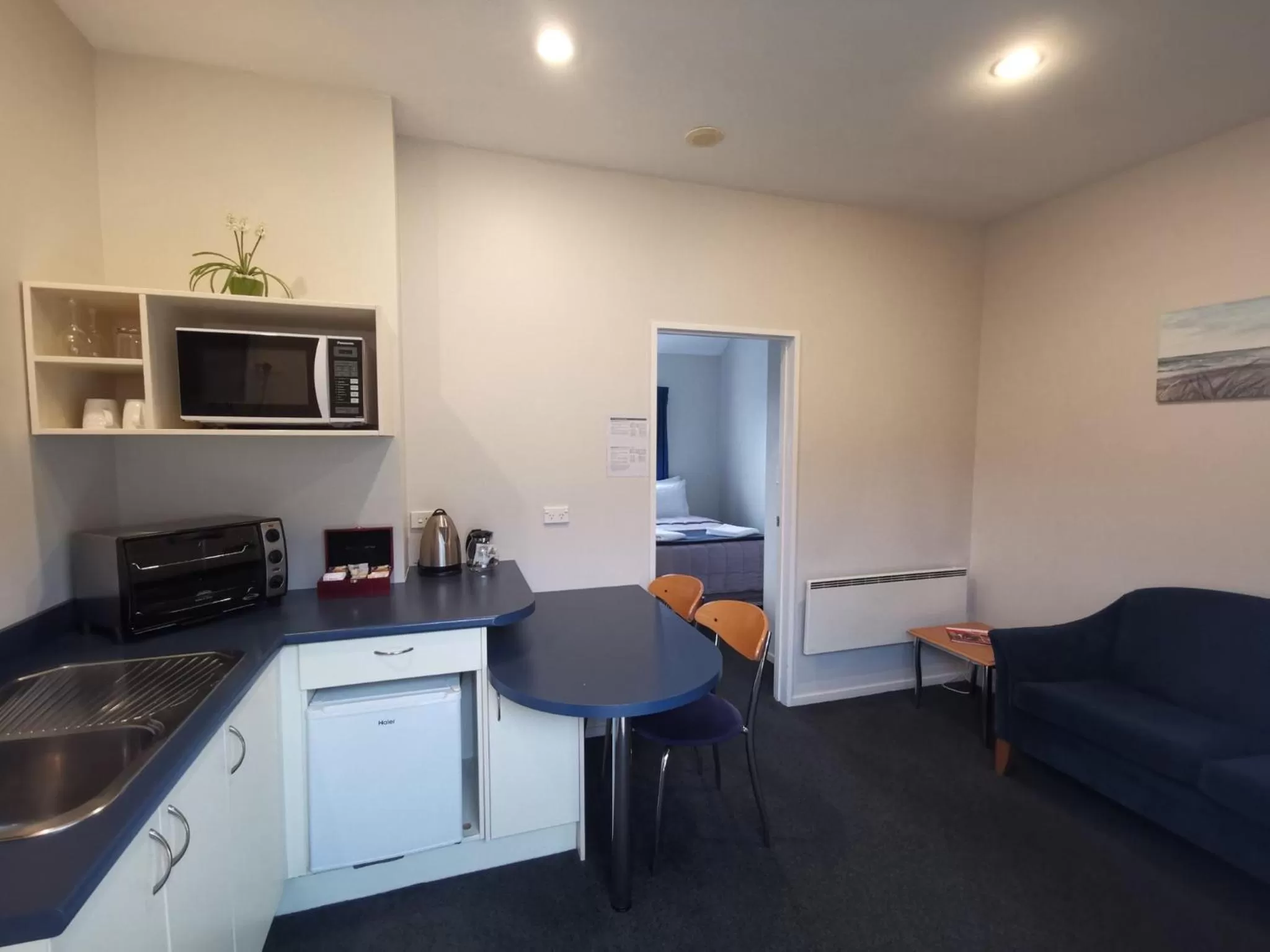 Dining area in Airport Birches Motel