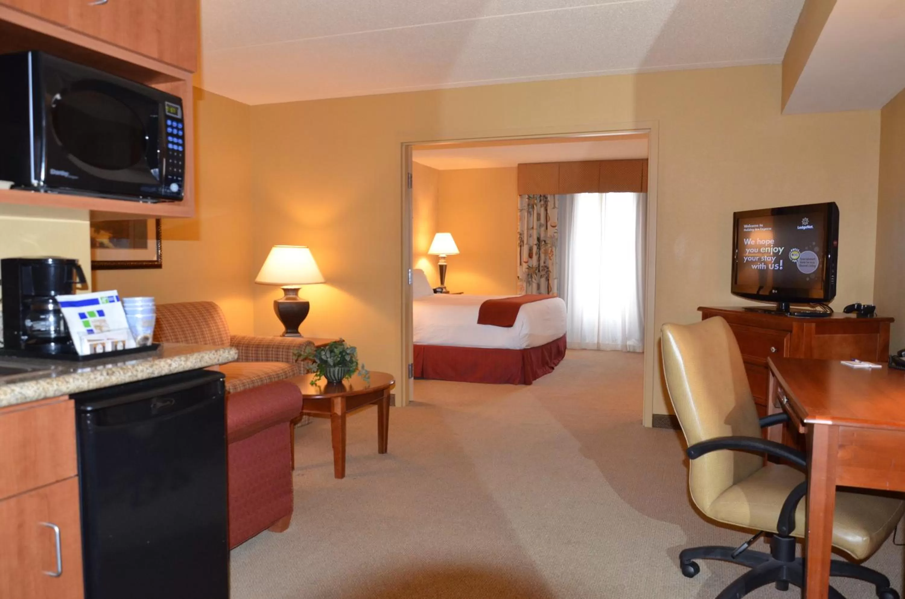 Photo of the whole room, Bed in Holiday Inn Express & Suites Bloomington by IHG
