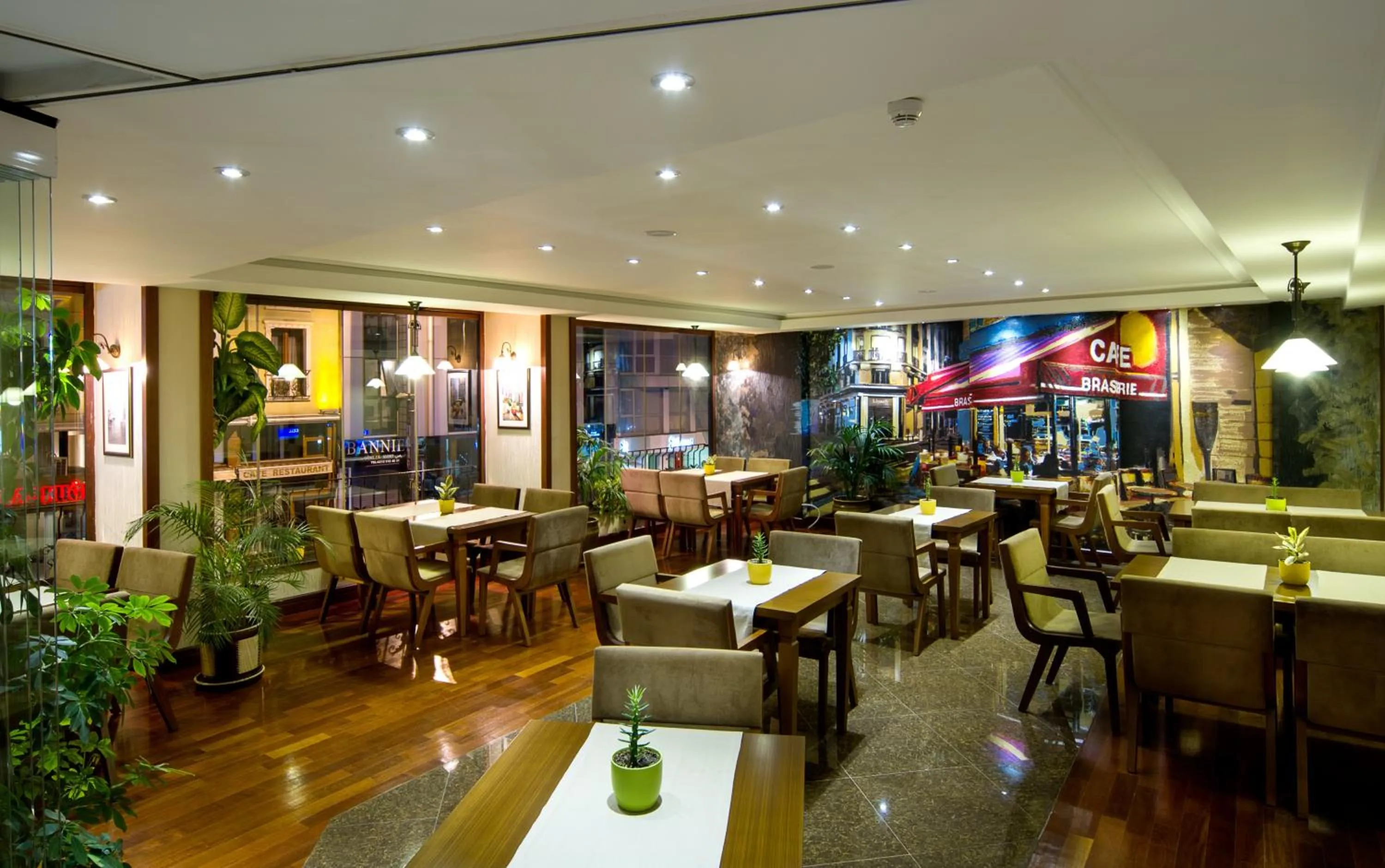 Restaurant/Places to Eat in Black Bird Hotel