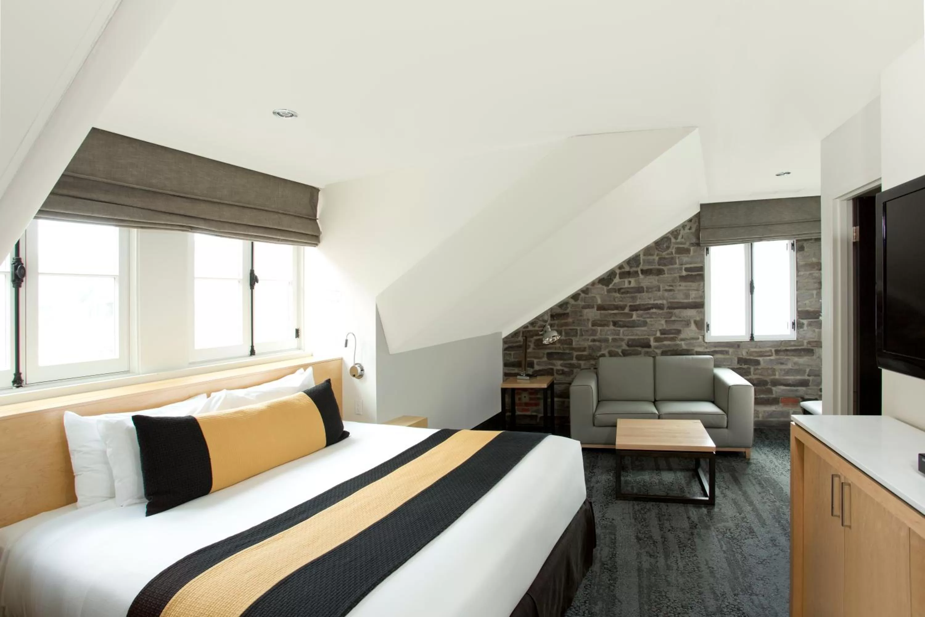 Photo of the whole room, Bed in Hotel du Vieux Quebec