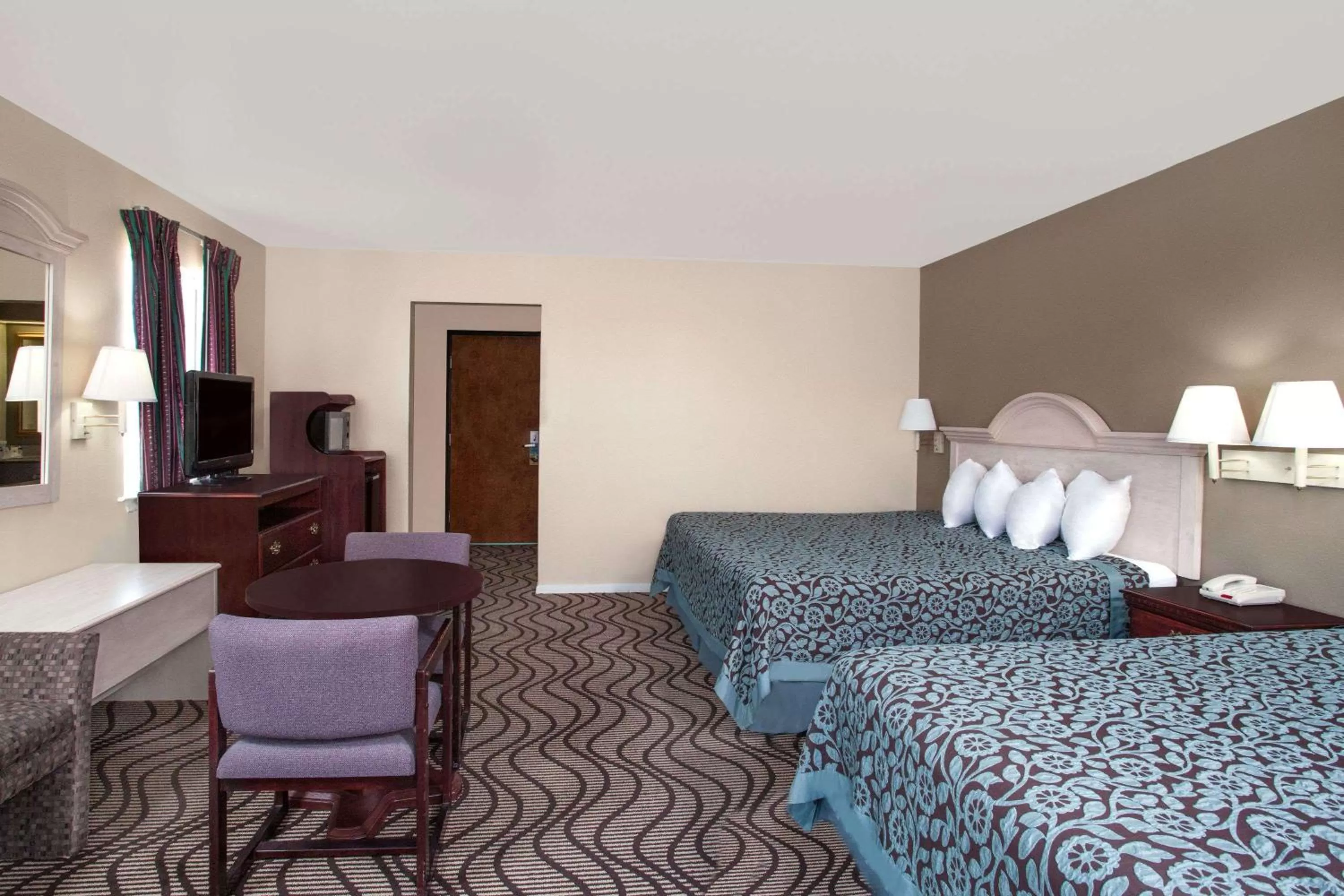Photo of the whole room, Bed in Days Inn by Wyndham Kerrville