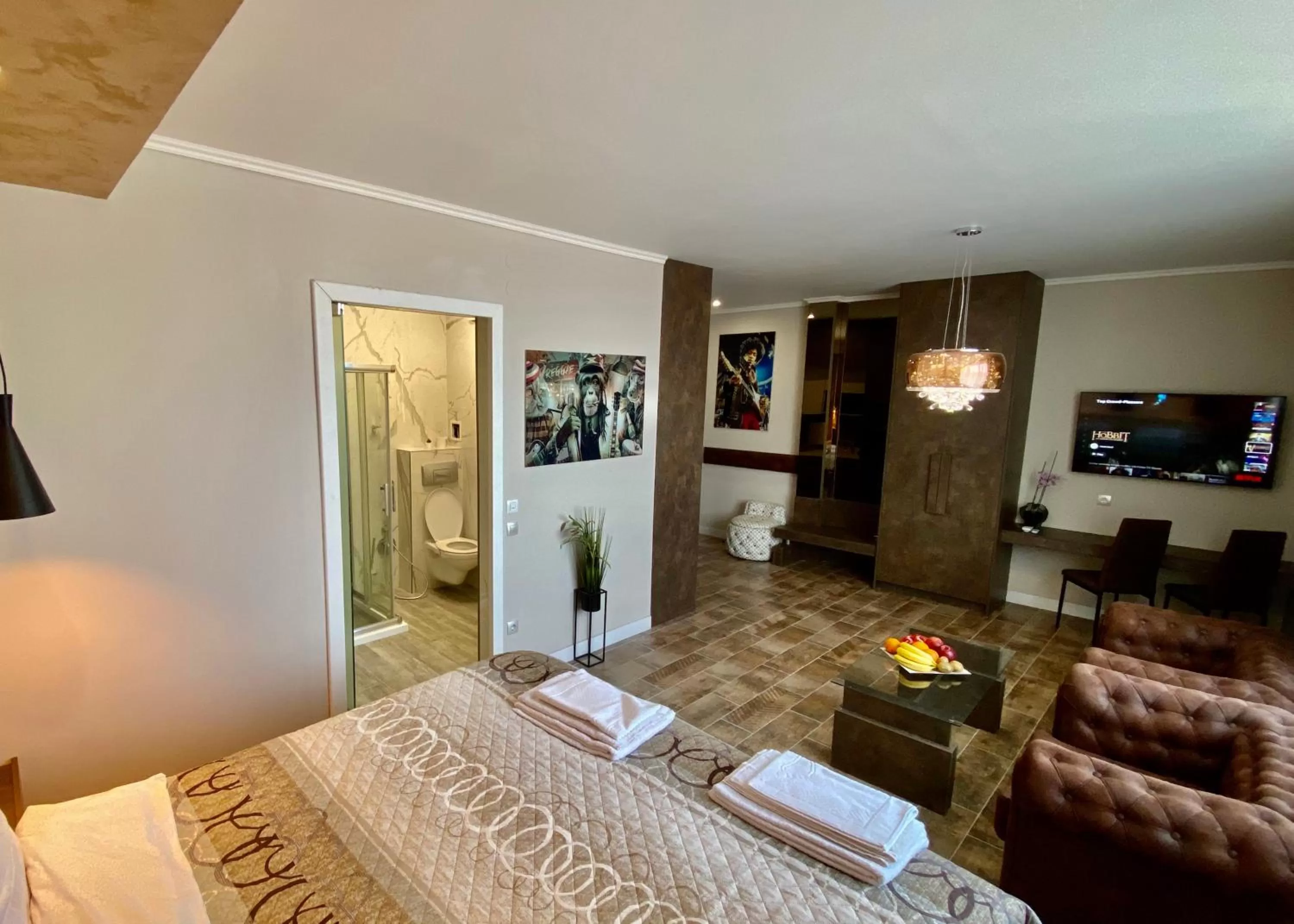 Communal lounge/ TV room, Bed in Luxury Apartments Ivon