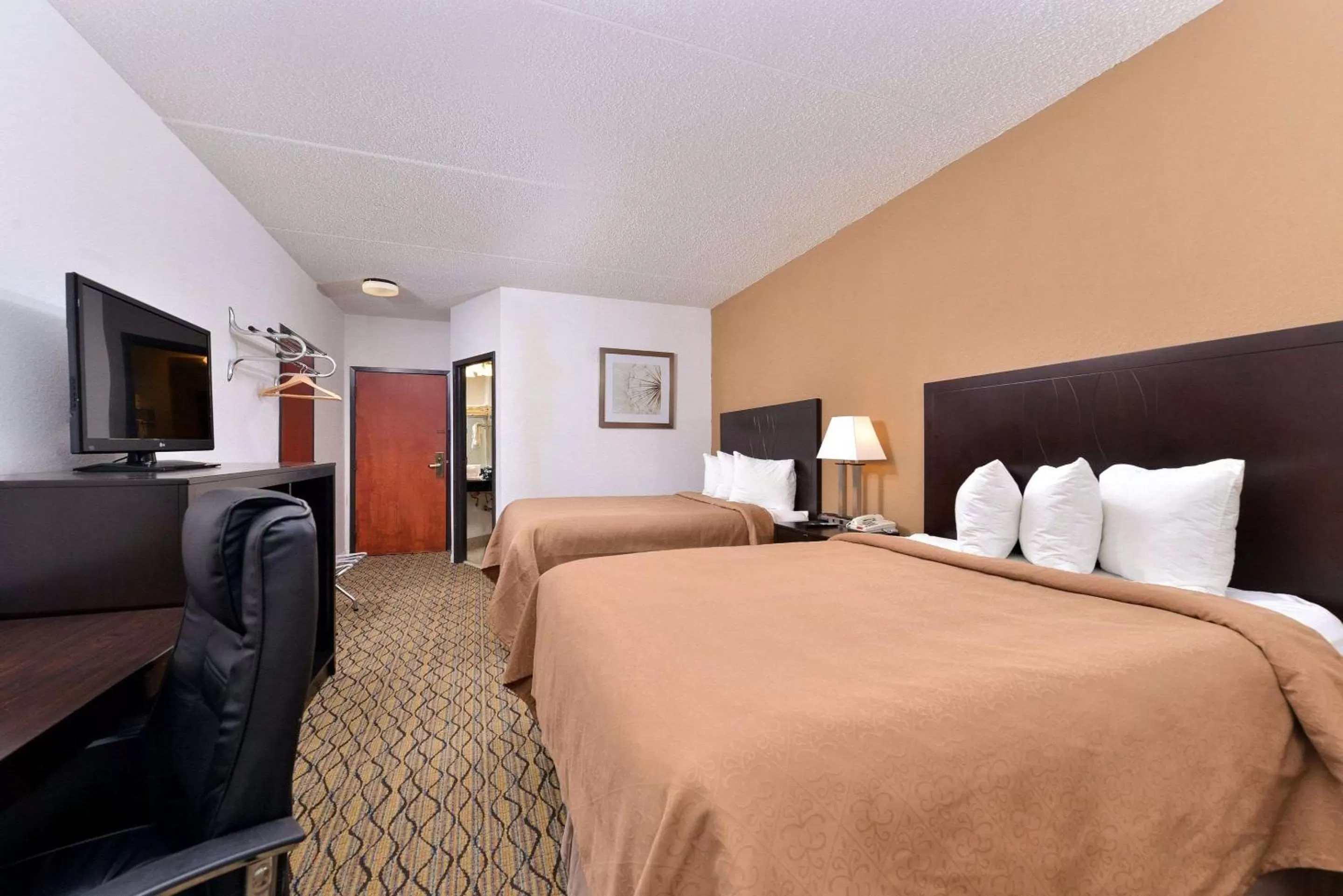 Photo of the whole room, Bed in Quality Inn & Suites Matteson near I-57