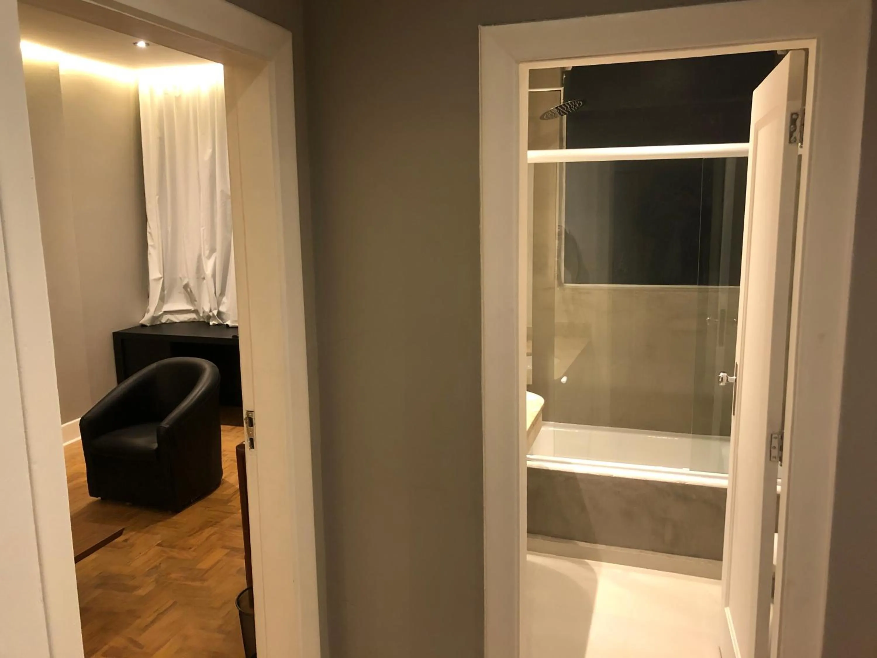 Bathroom in San Raphael Hotel