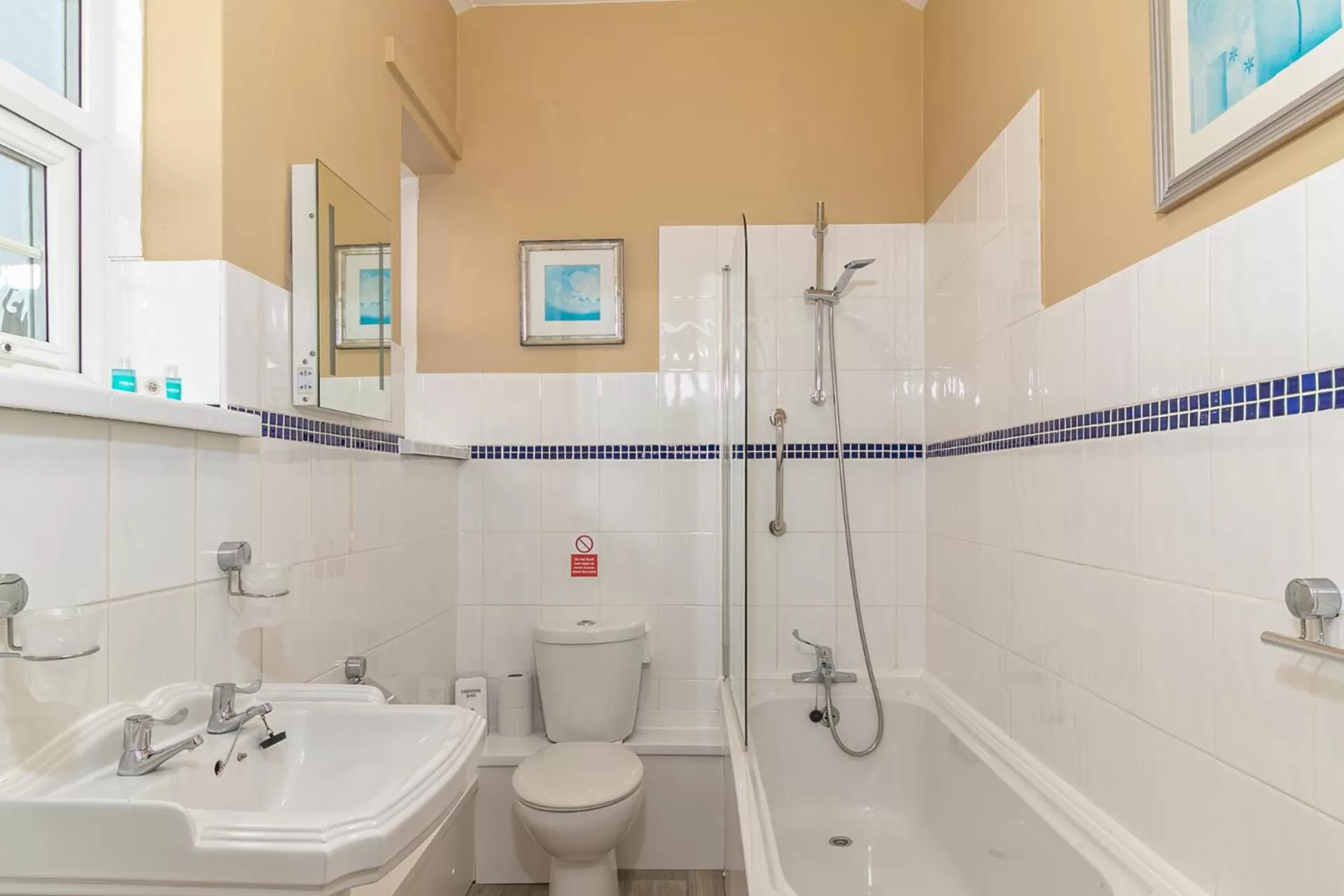 Bathroom in Skegness The Royal Hotel