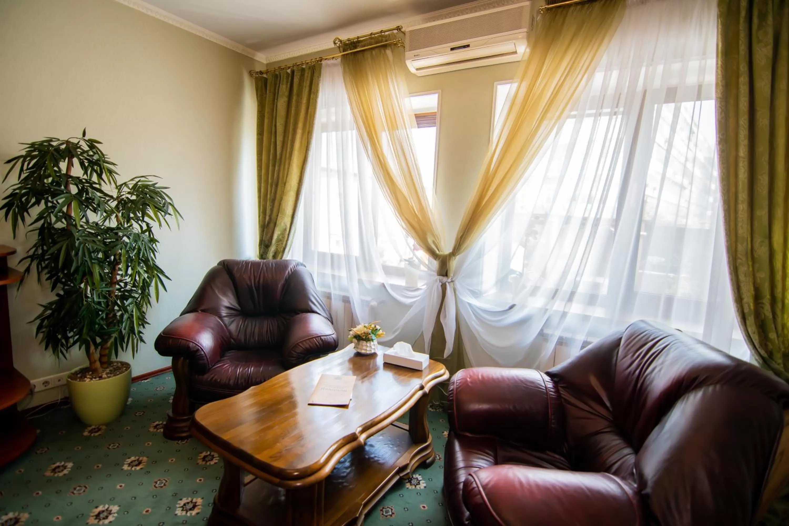 Photo of the whole room in Kamelot