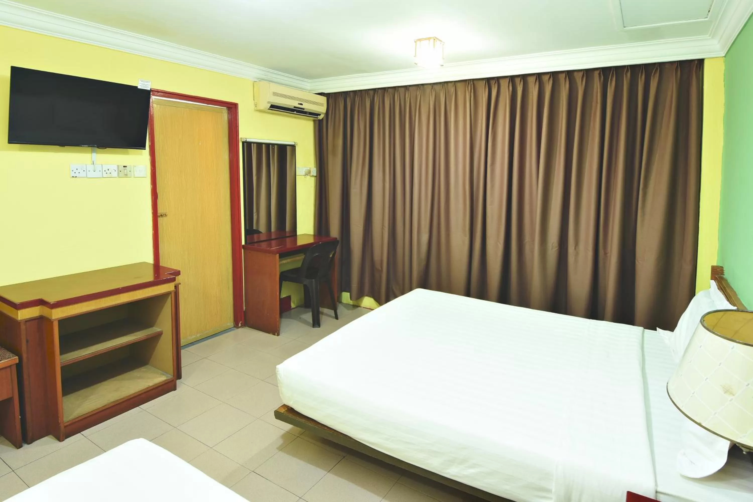 Bedroom, Bed in Mandarin Inn by Glex