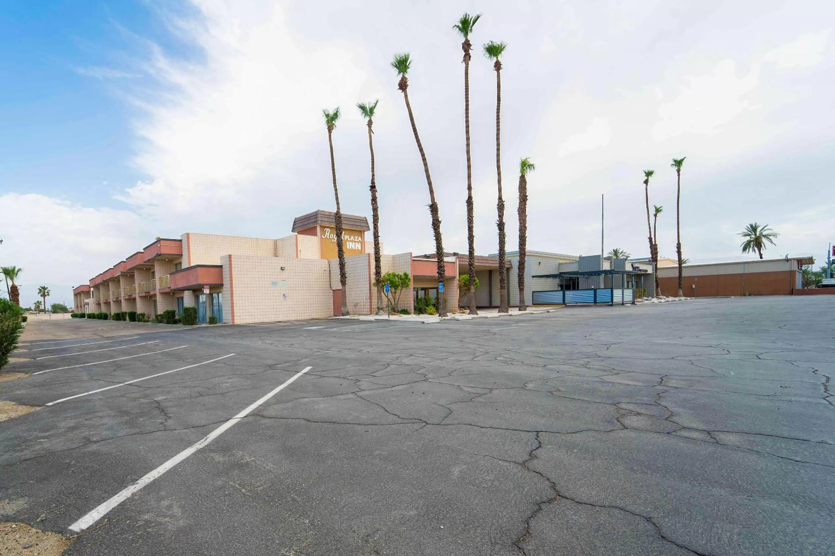 Parking in Royal Plaza Inn