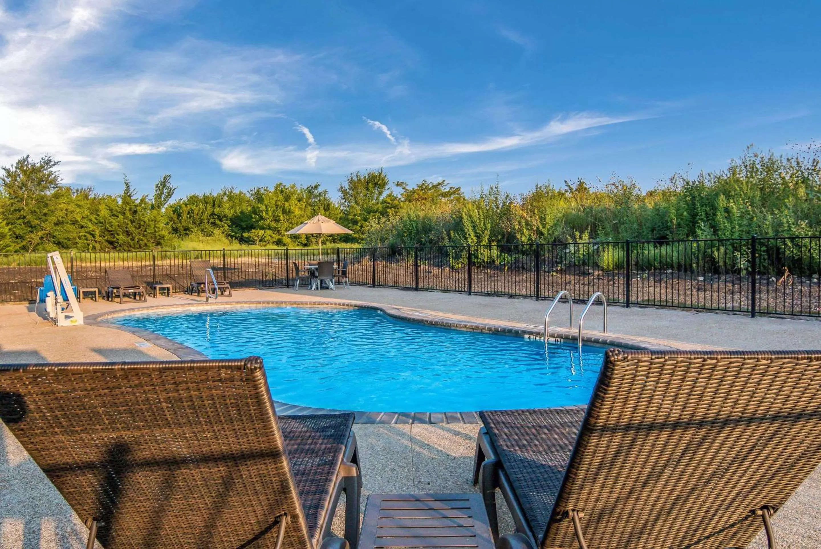 Swimming pool in Comfort Suites DeSoto Dallas South