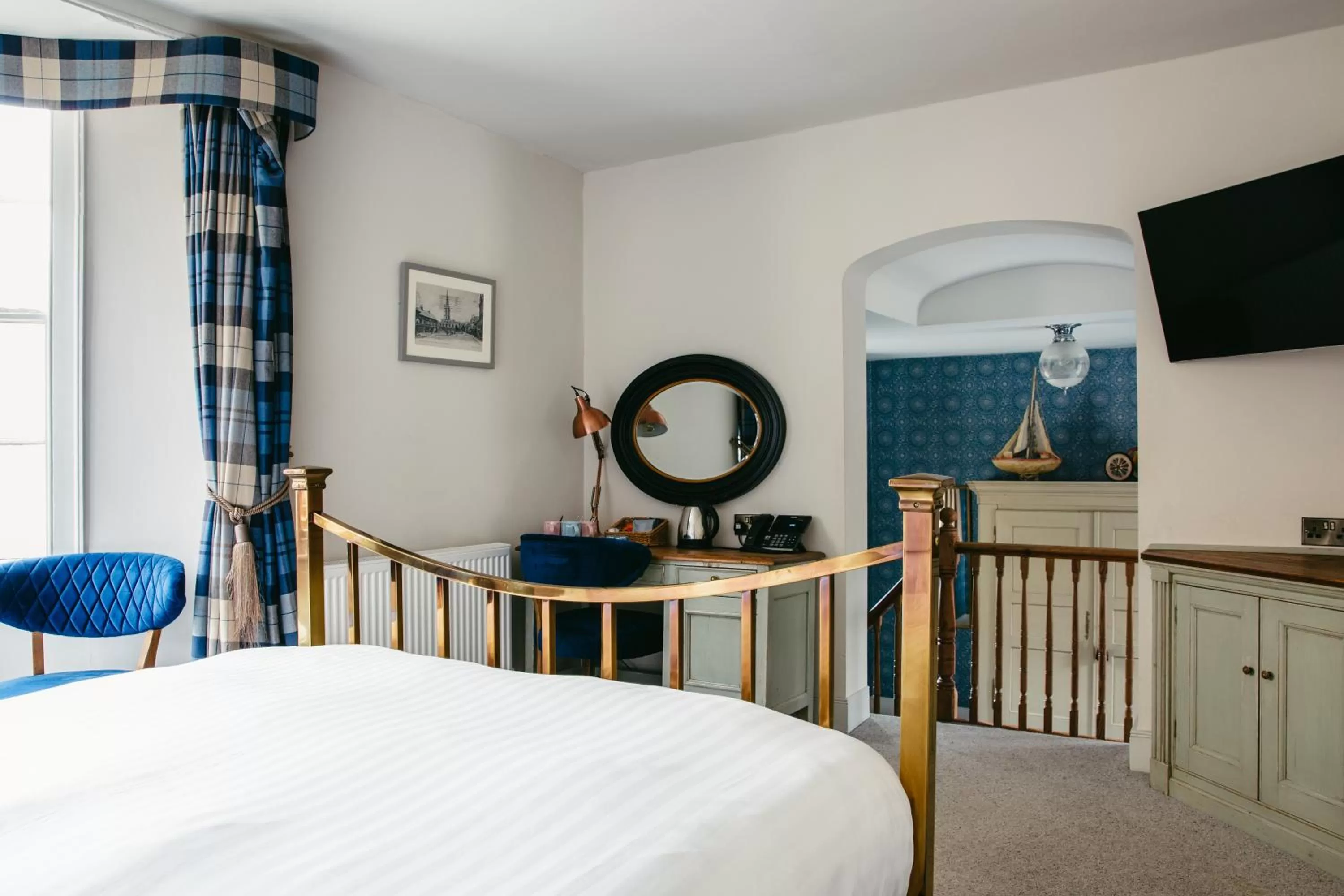 Bedroom, Bed in Crown Hotel