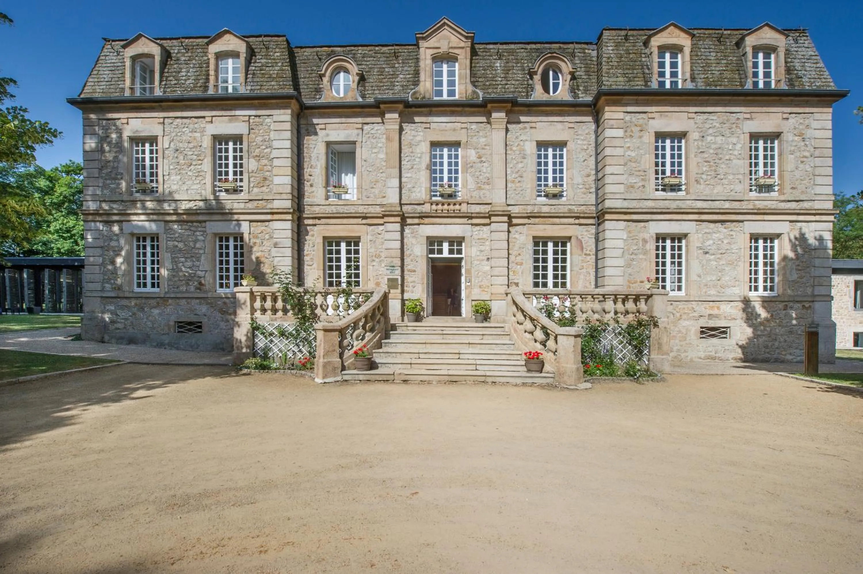 Property building in Domaine De Barres