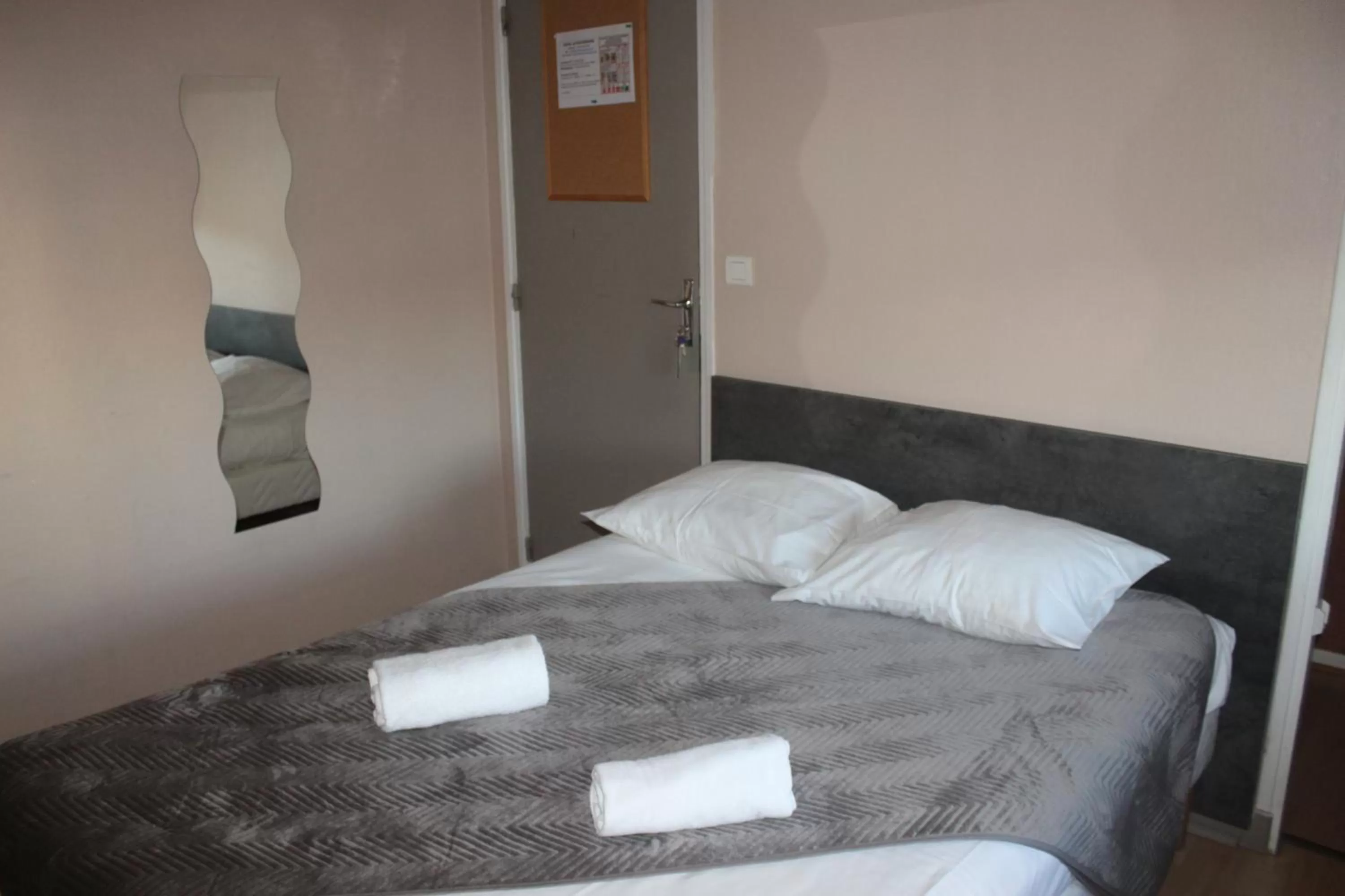 Shower, Bed in Hotel Le Rochegude