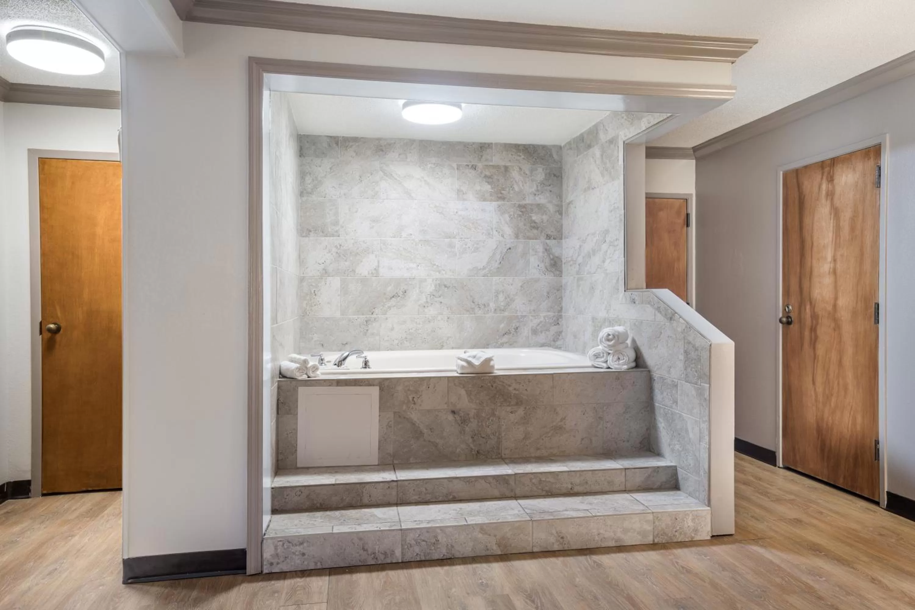 Bathroom, Bed in Red Roof Inn & Suites Jacksonville, NC