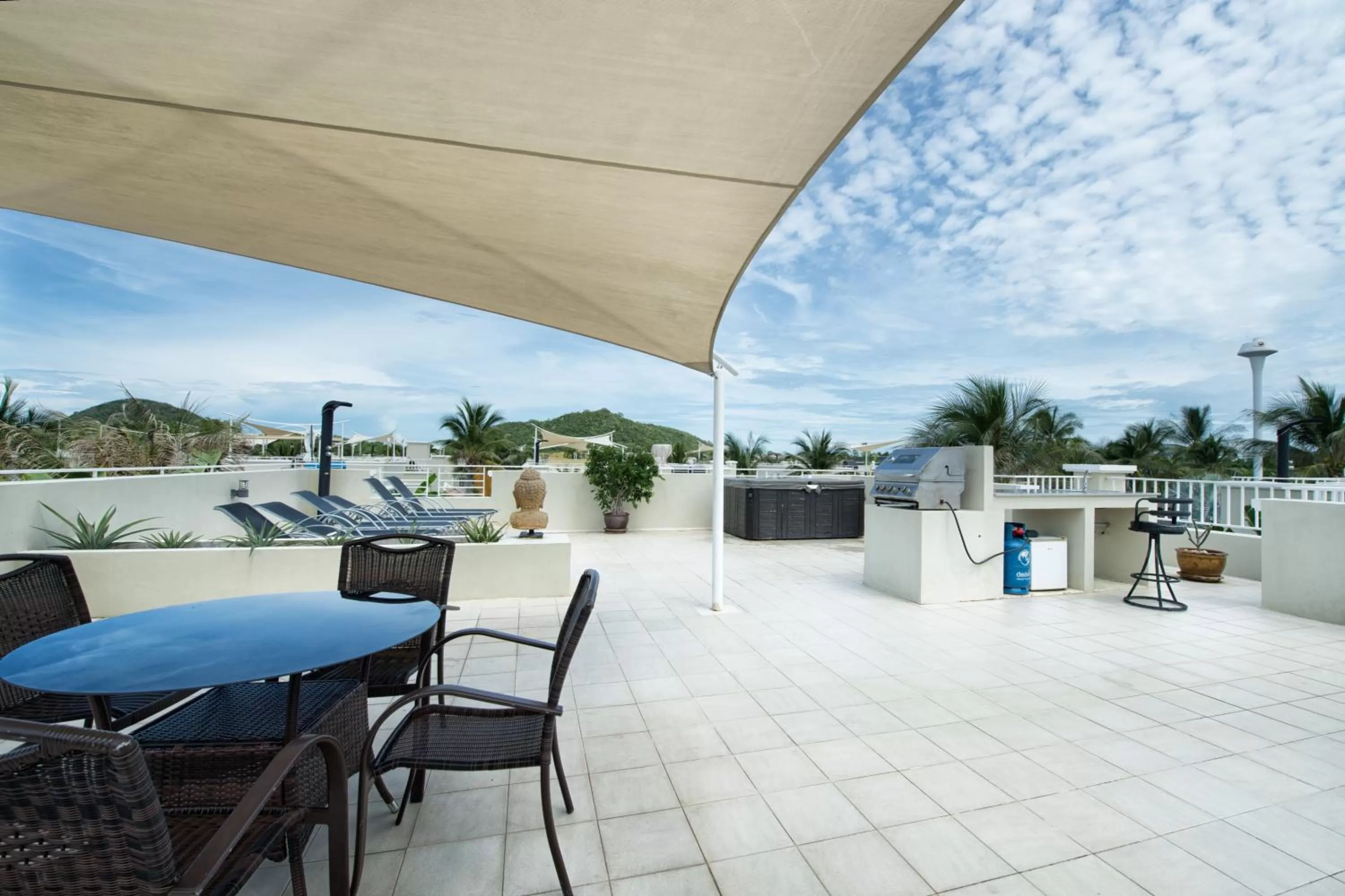 Day in Oriental Beach Pearl Resort