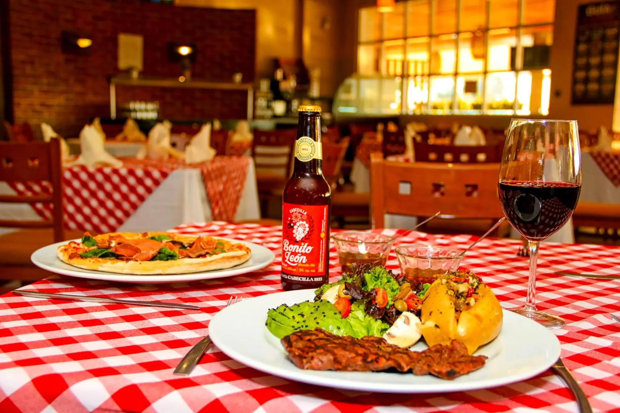 Restaurant/places to eat in Holiday Inn Leon-Convention Center by IHG