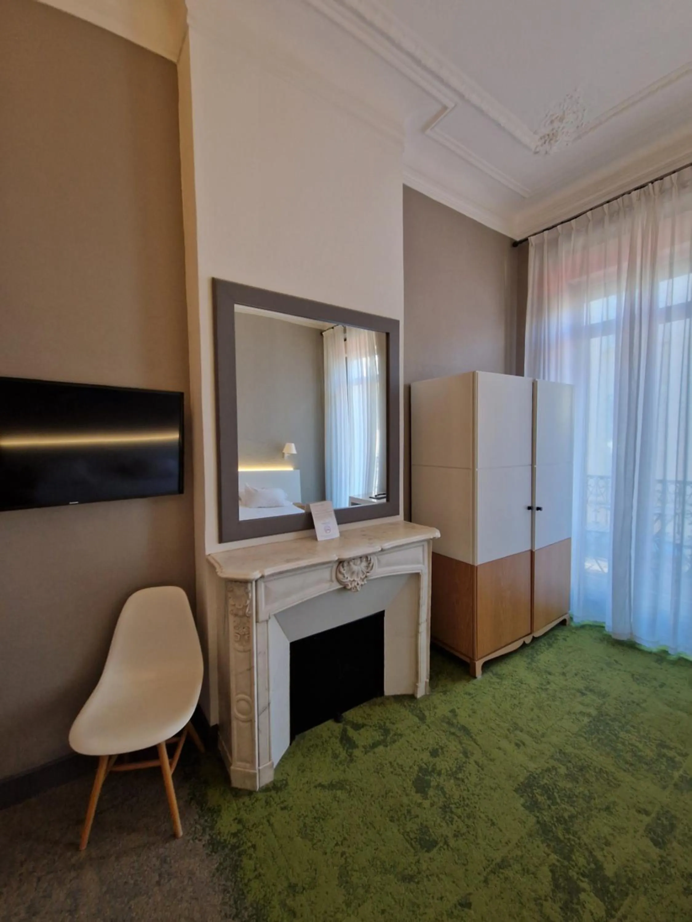 TV and multimedia in Hôtel La Villa Tosca