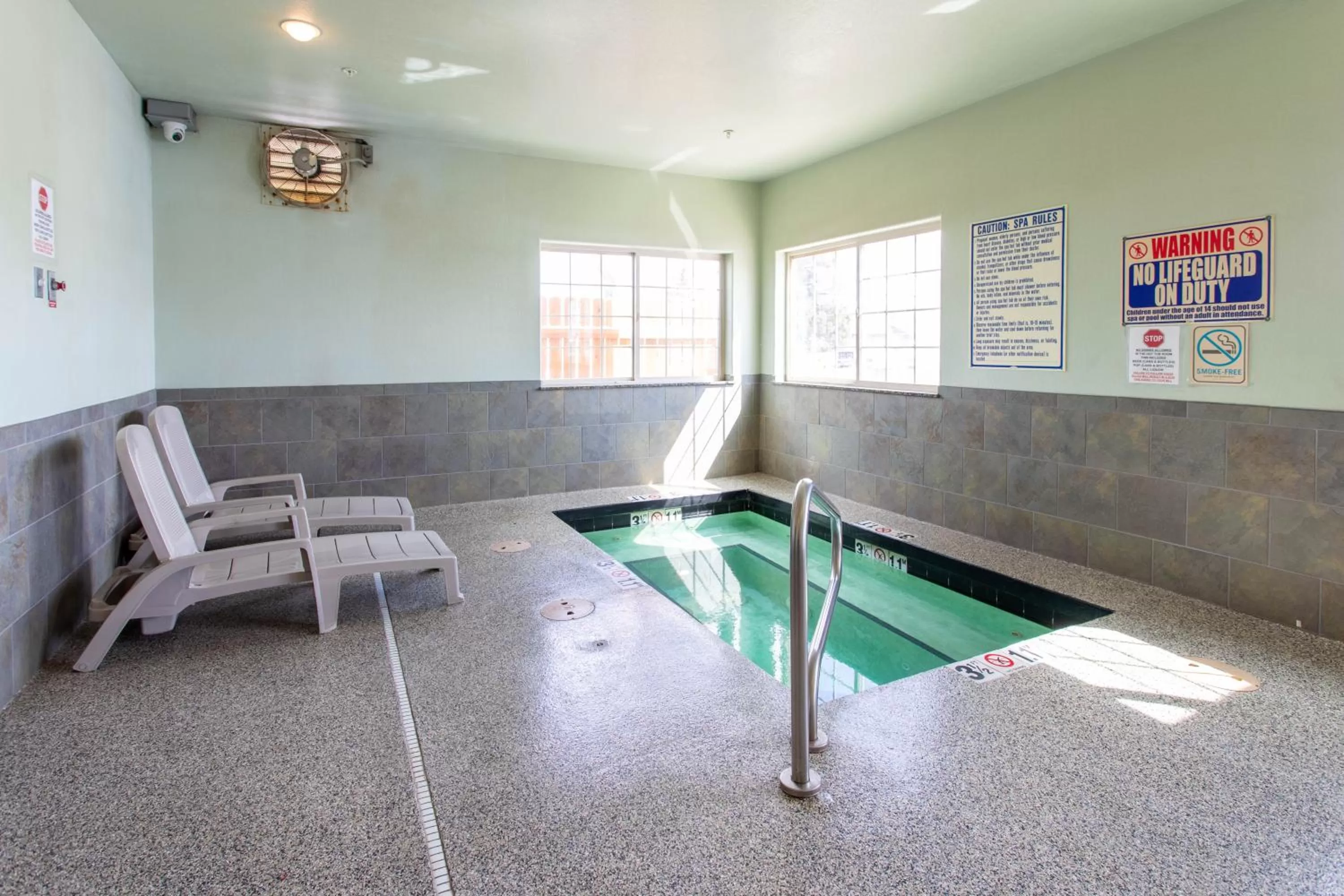 Hot Tub in North Park Inn & Suites