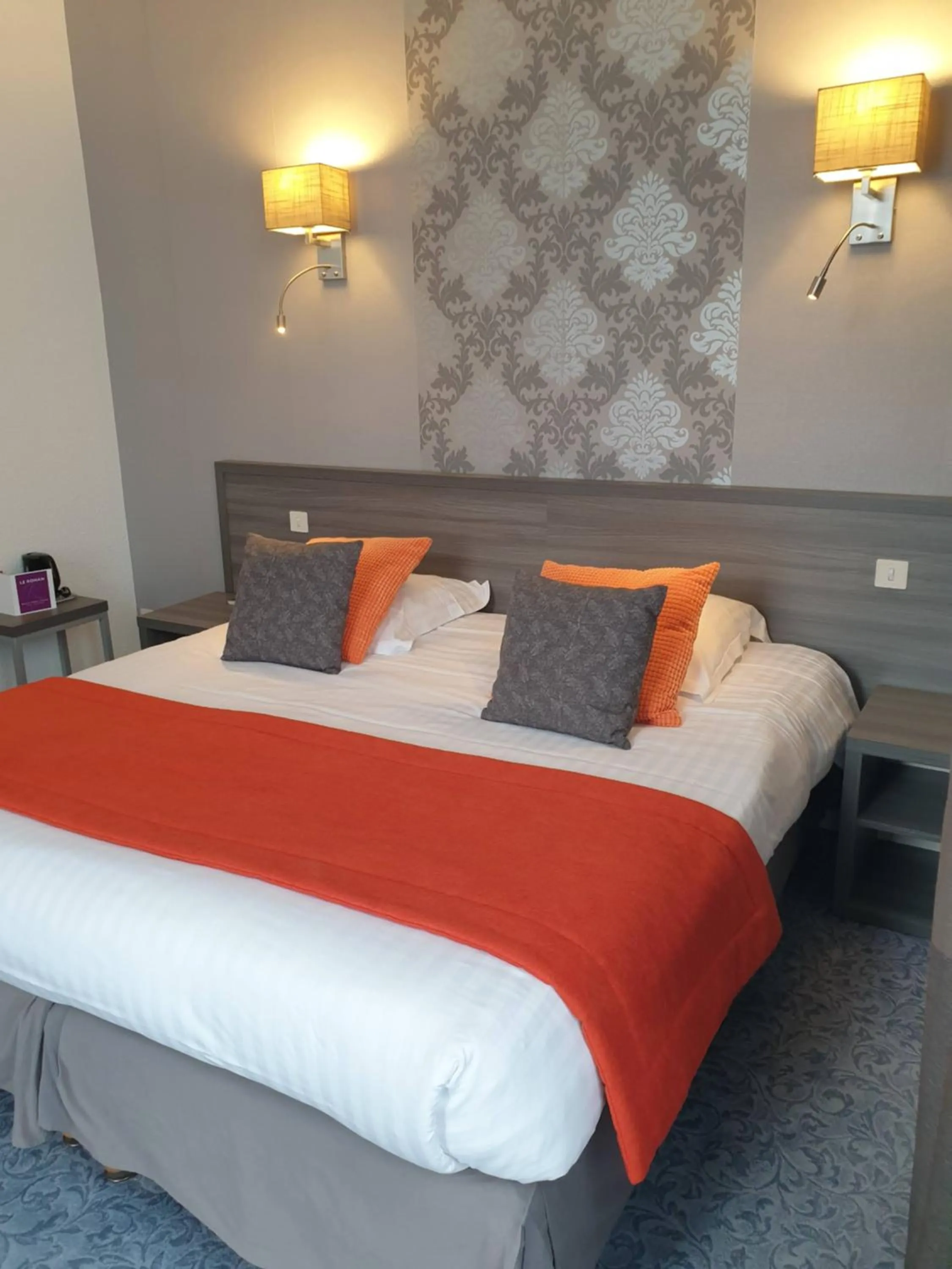 Bed in Hôtel Le Rohan Charme et Caractère