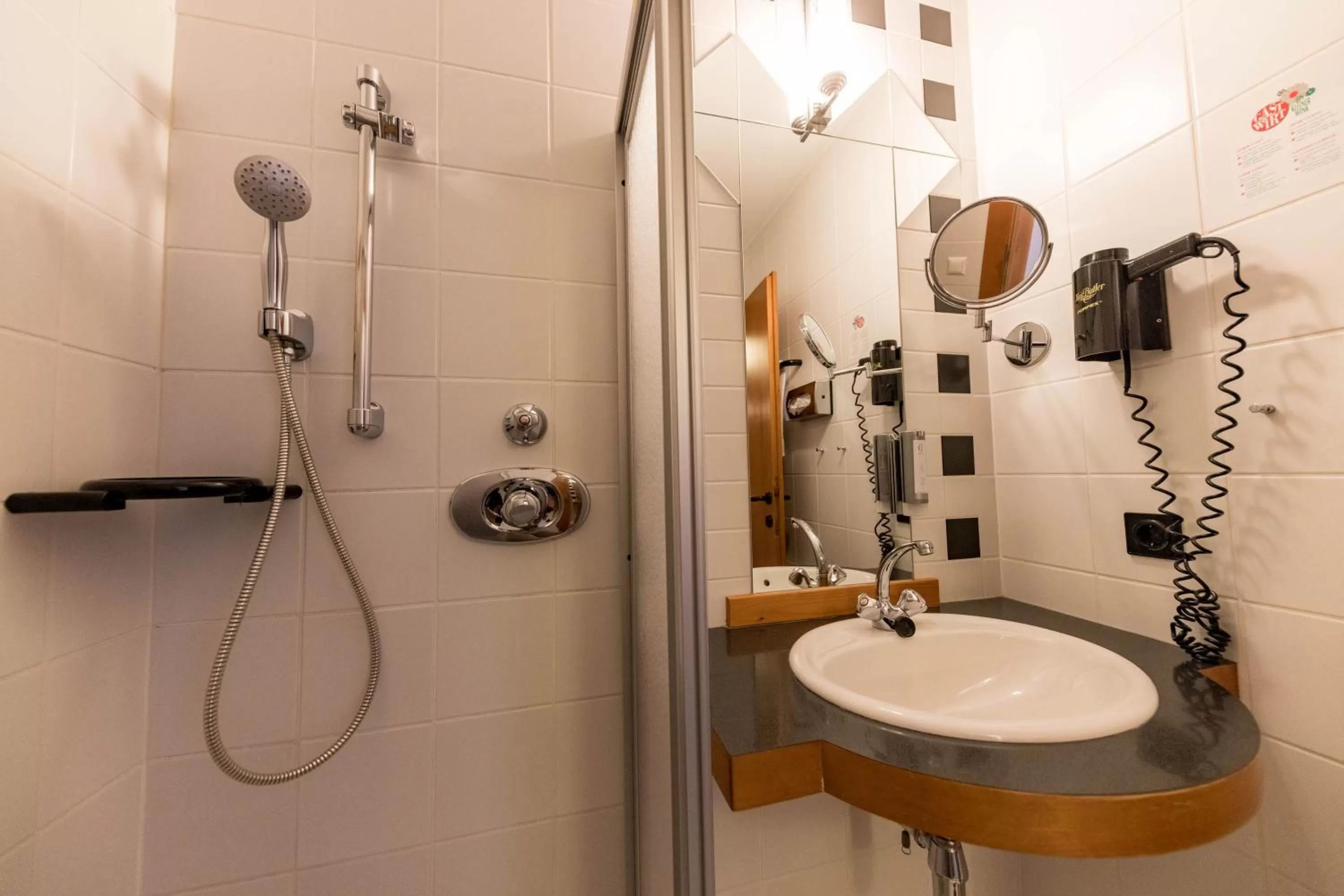 Bathroom in Hotel Edlingerwirt - Sauna & Golfsimulator inklusive