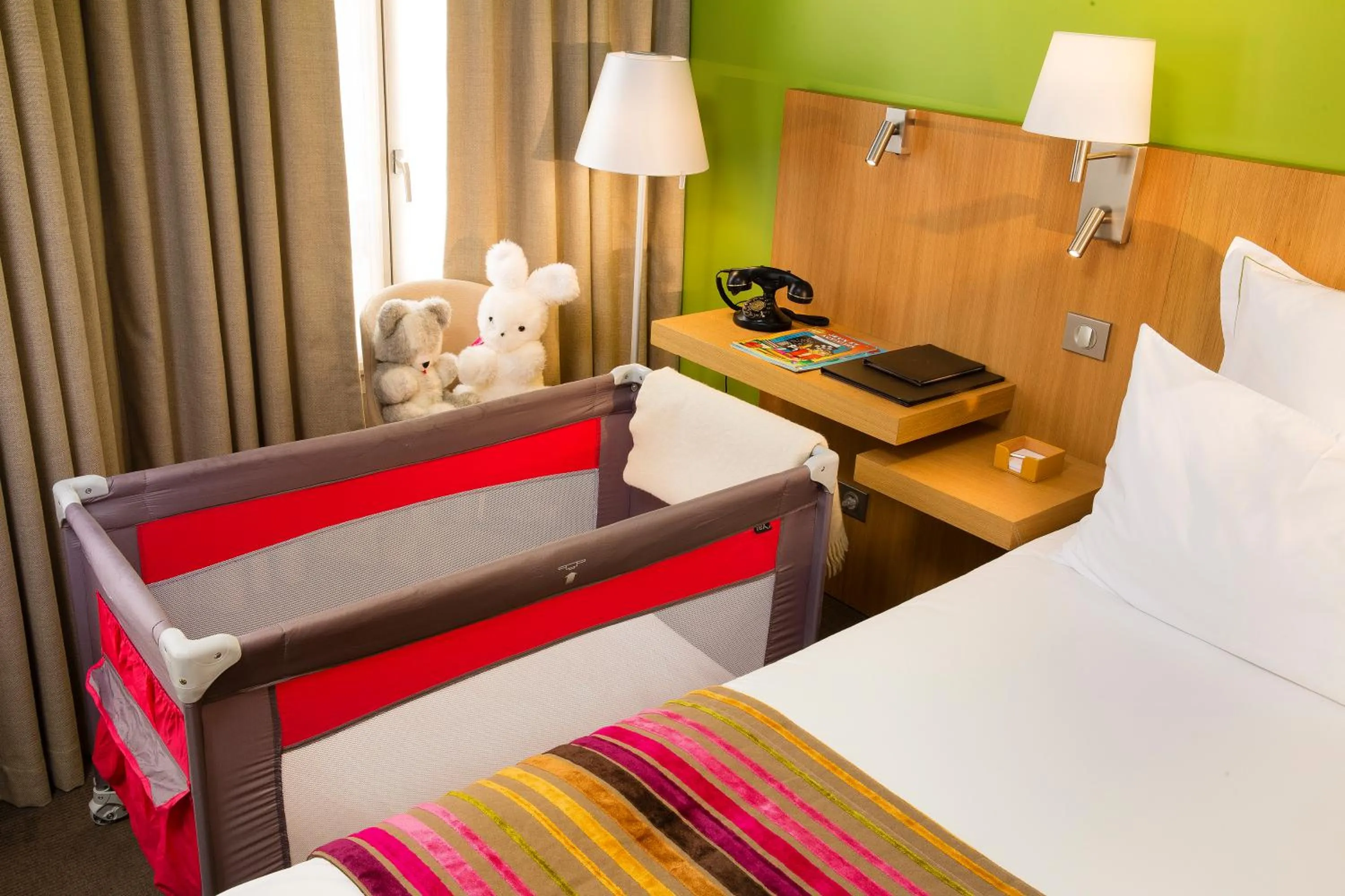 cot, Bed in Hôtel Cordelia Opéra-Madeleine