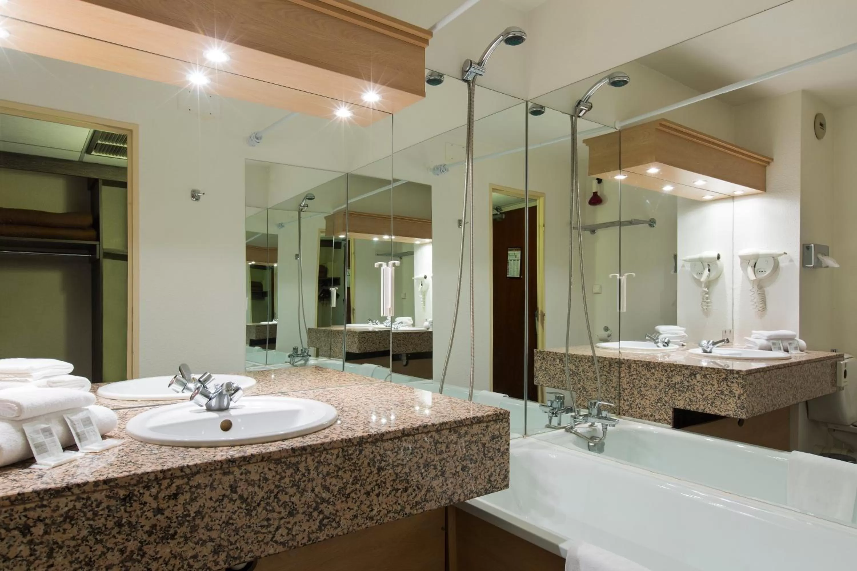 Bathroom in Comfort Hotel Toulouse Sud