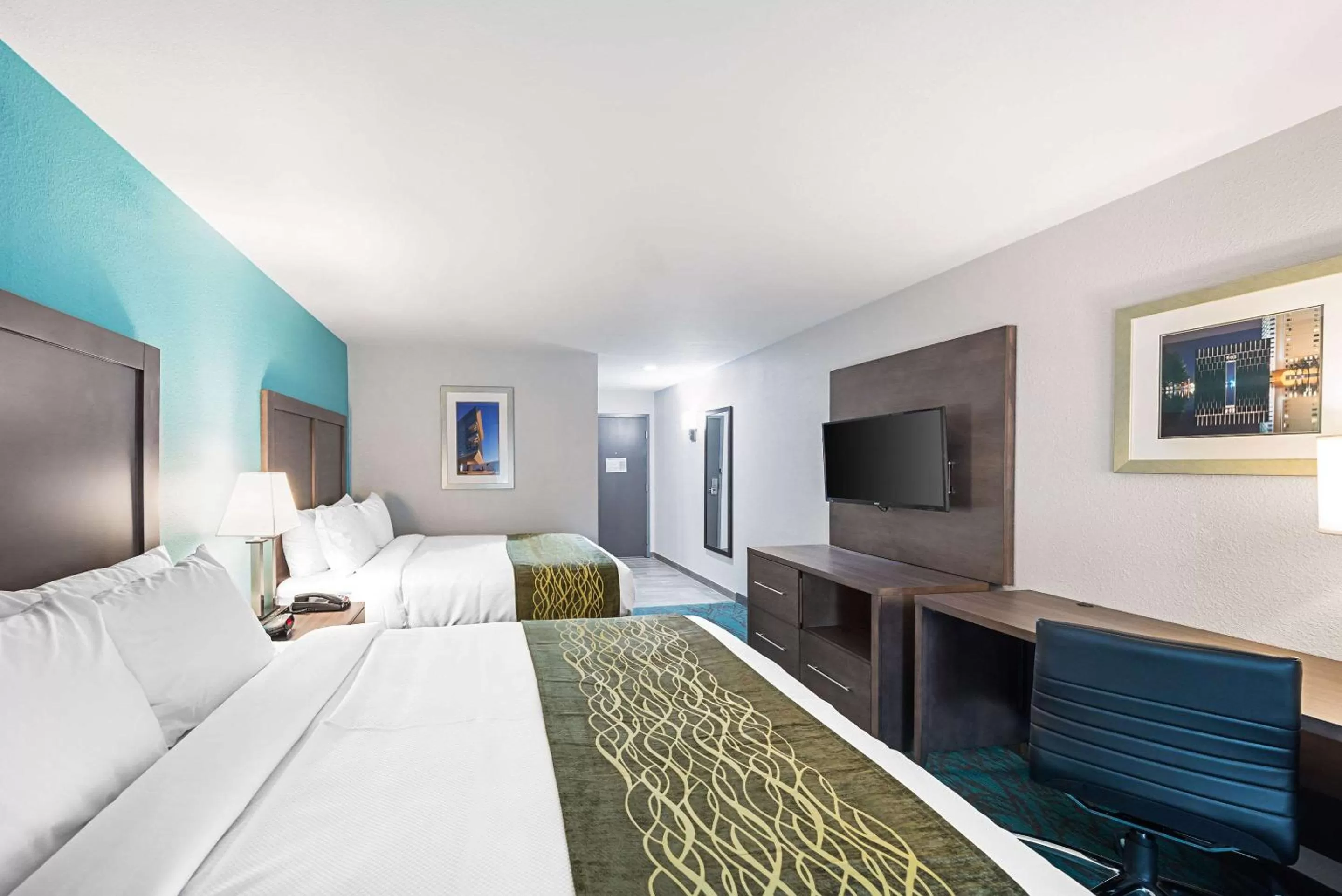 Photo of the whole room, Bed in Comfort Inn & Suites Oklahoma City near Bricktown