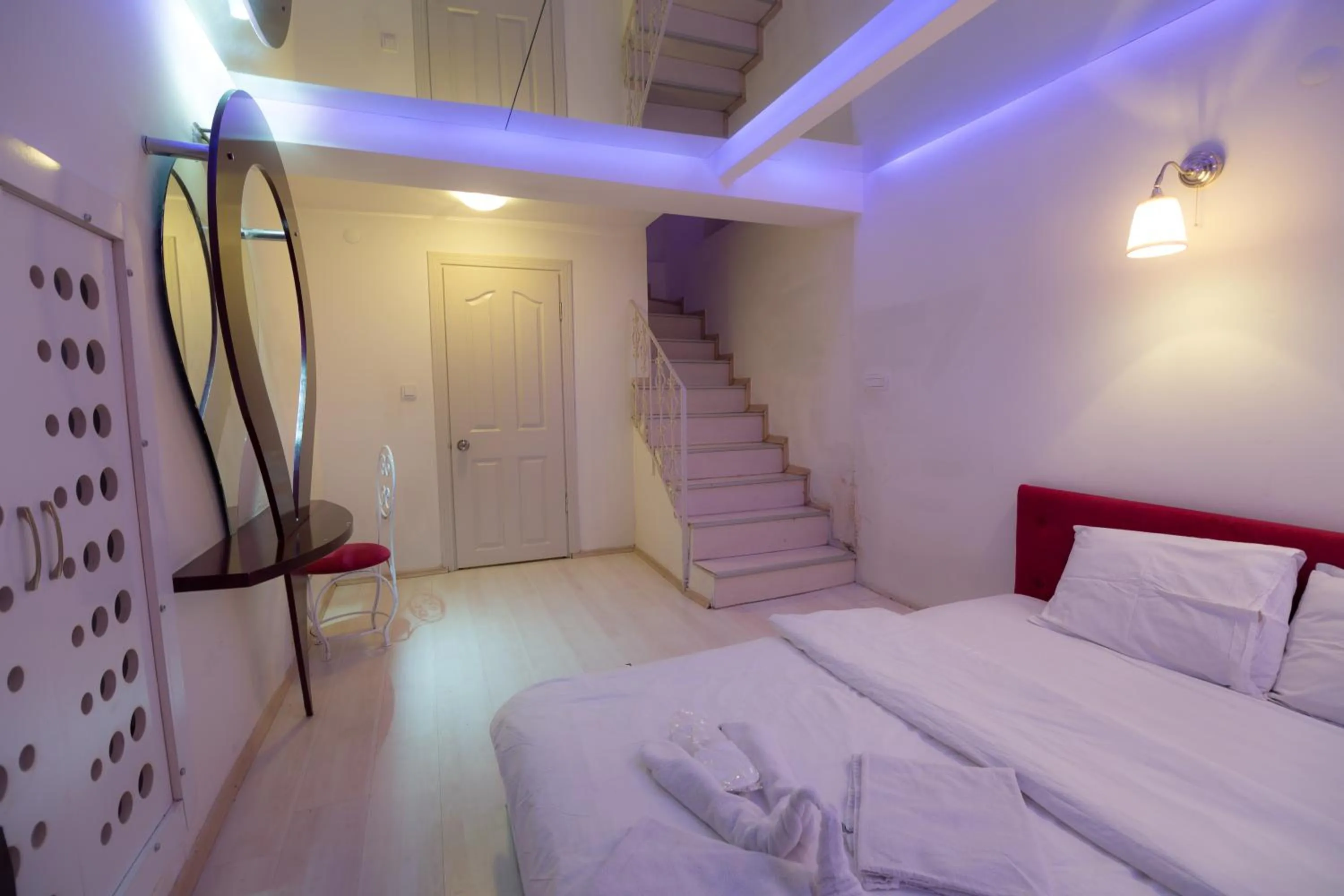 Photo of the whole room, Bed in Element Suites