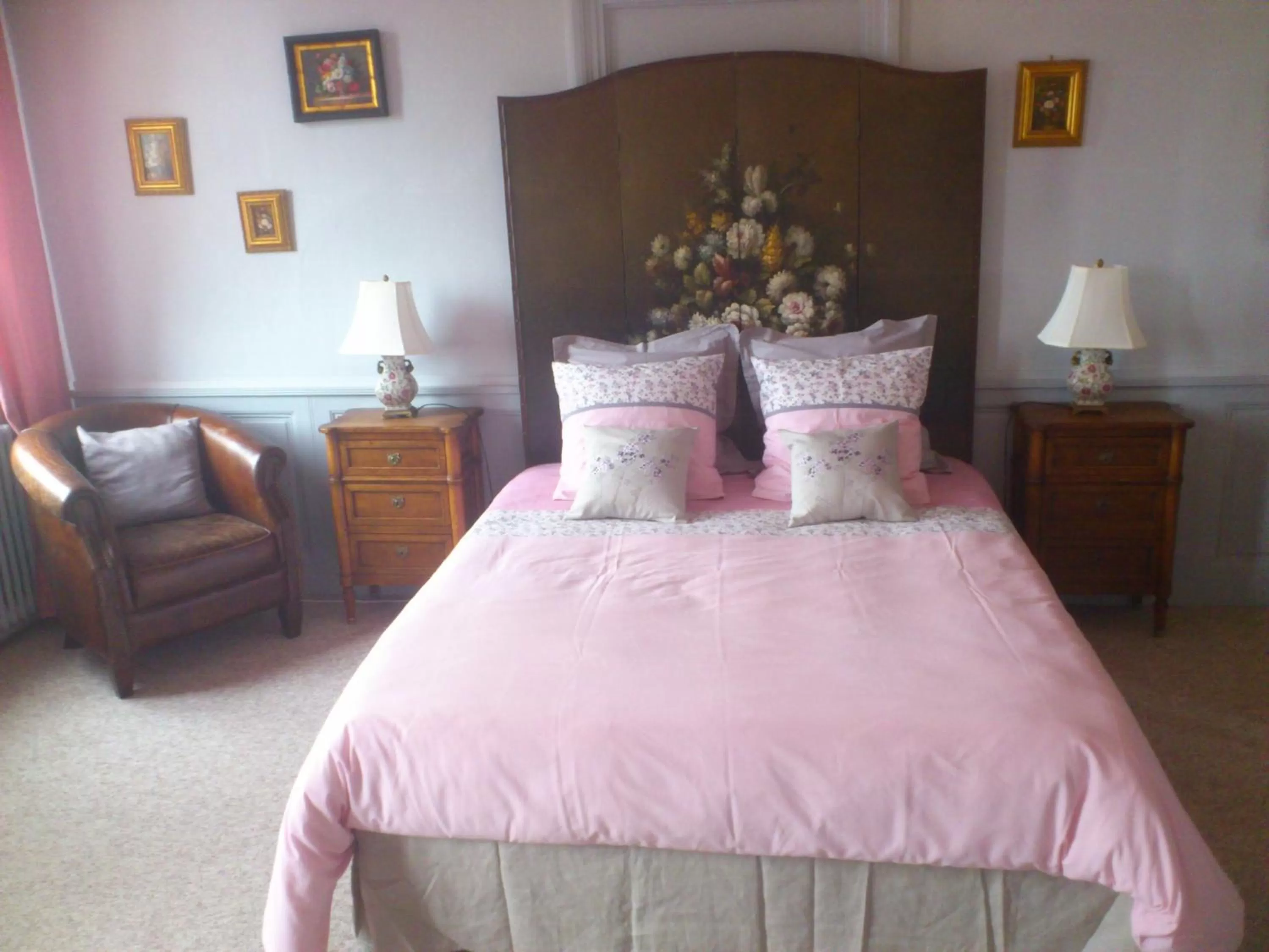 Photo of the whole room in Chambres d'hotes Autour de la Rose