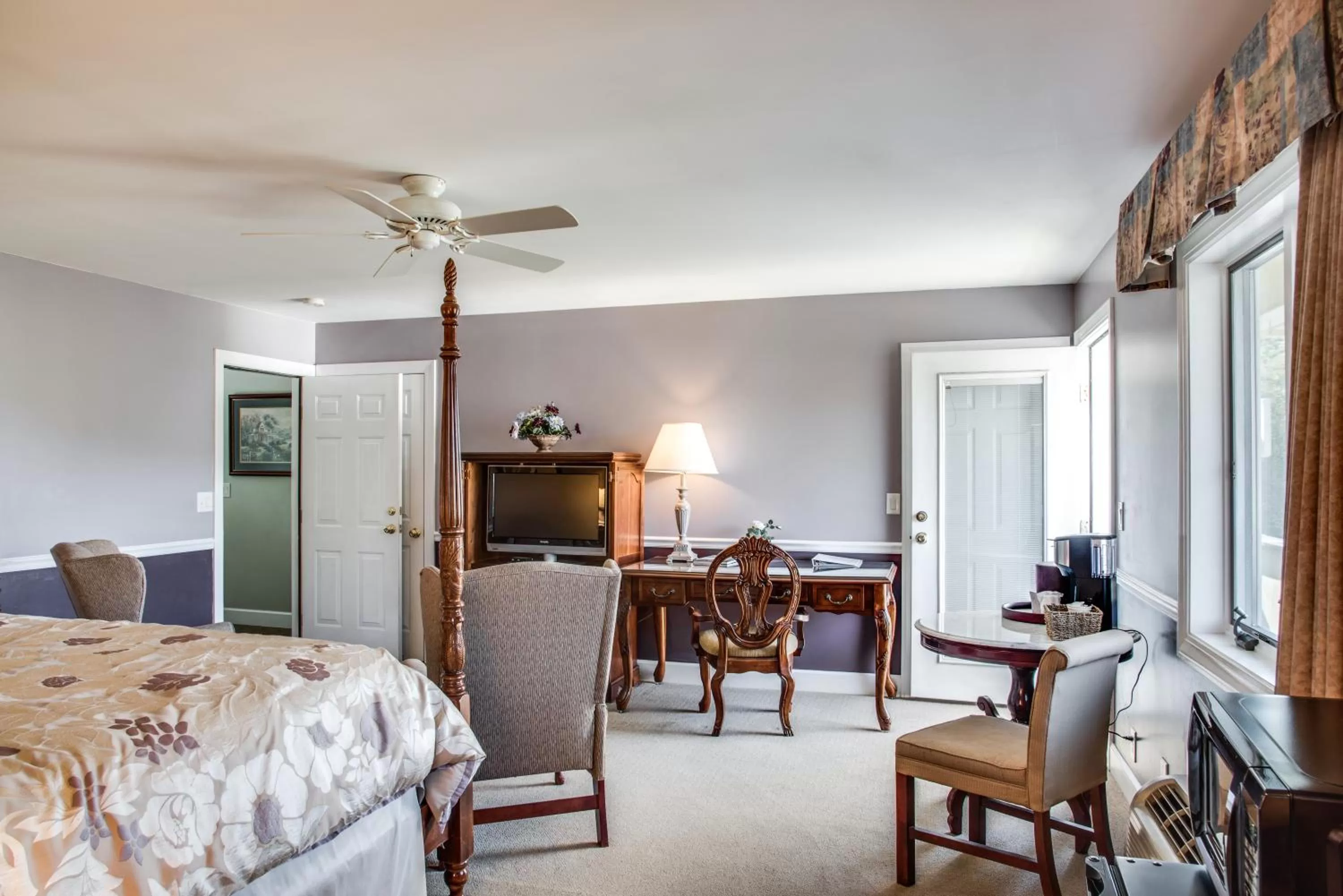 Bed in Boxwood Lodge Blowing Rock near Boone-University