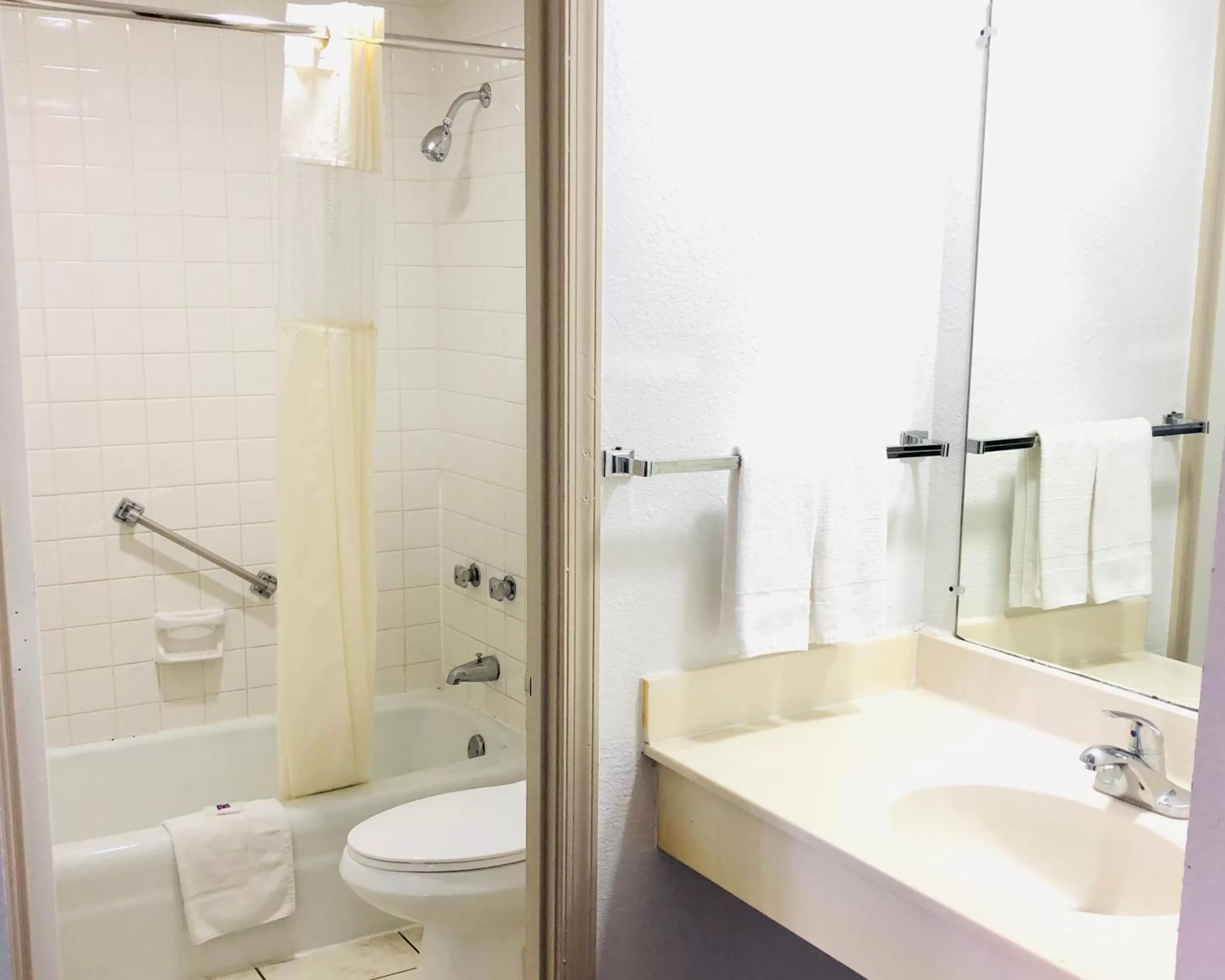 Shower in Motel 6-Falls Church, VA - Arlington Boulevard