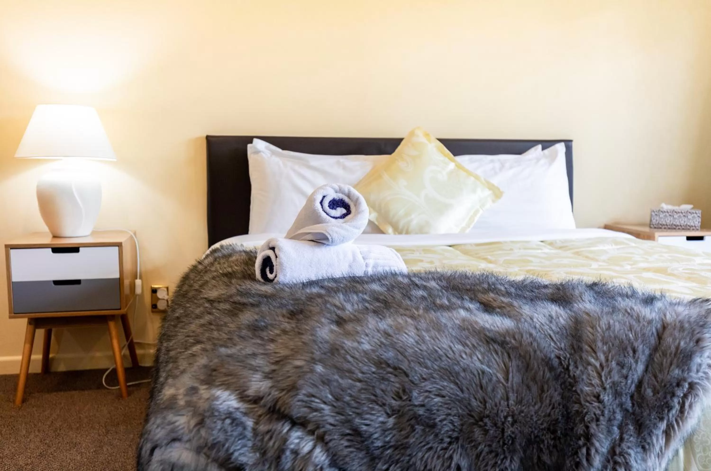 Bed in Alpine View Motel