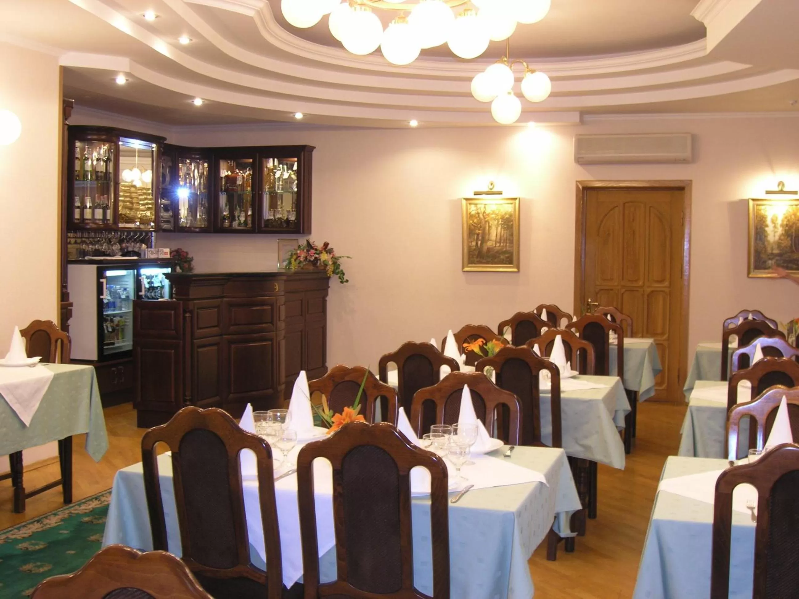 Restaurant/places to eat in Dnipro Hotel