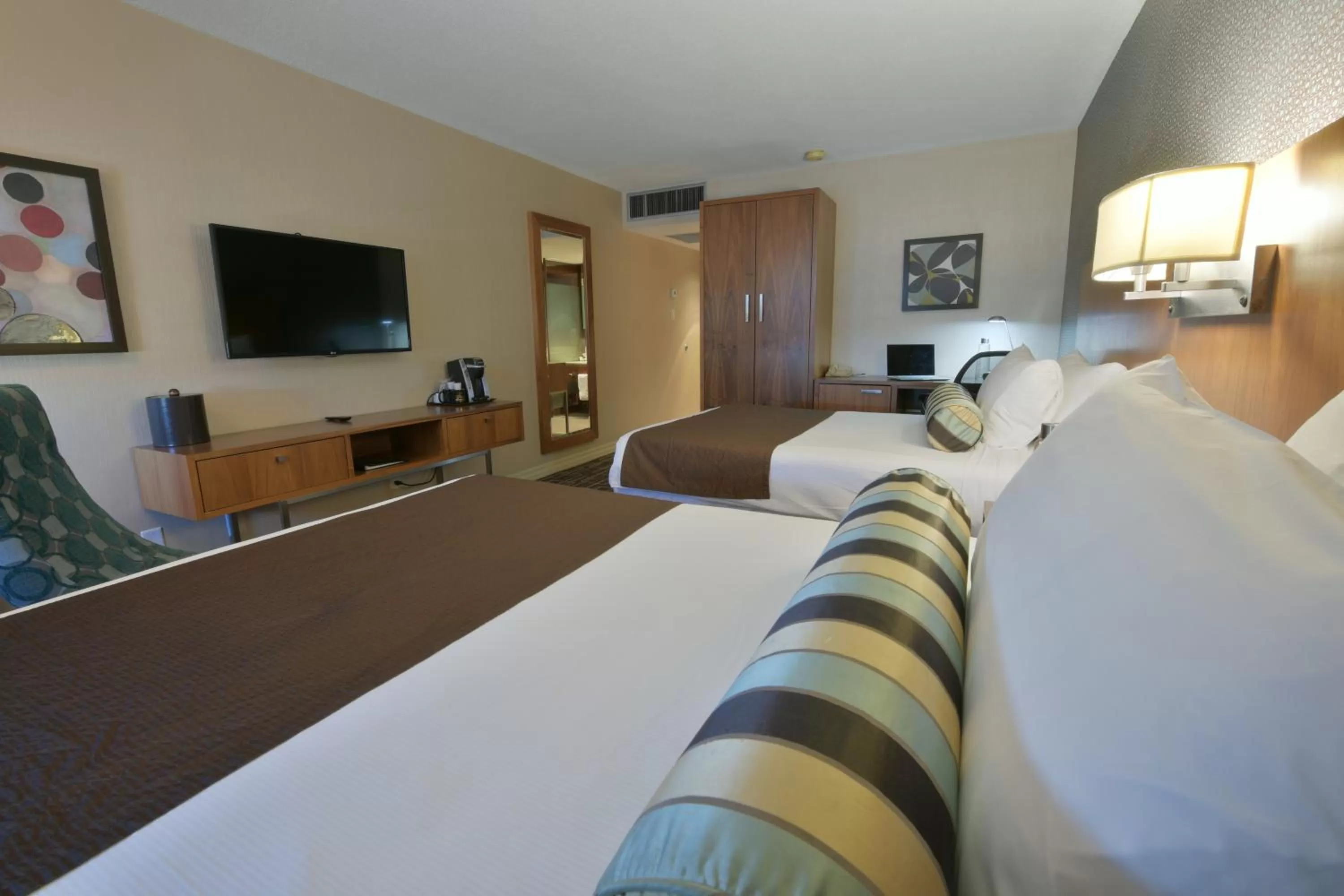 Bedroom, Bed in Hotel Universel Montréal