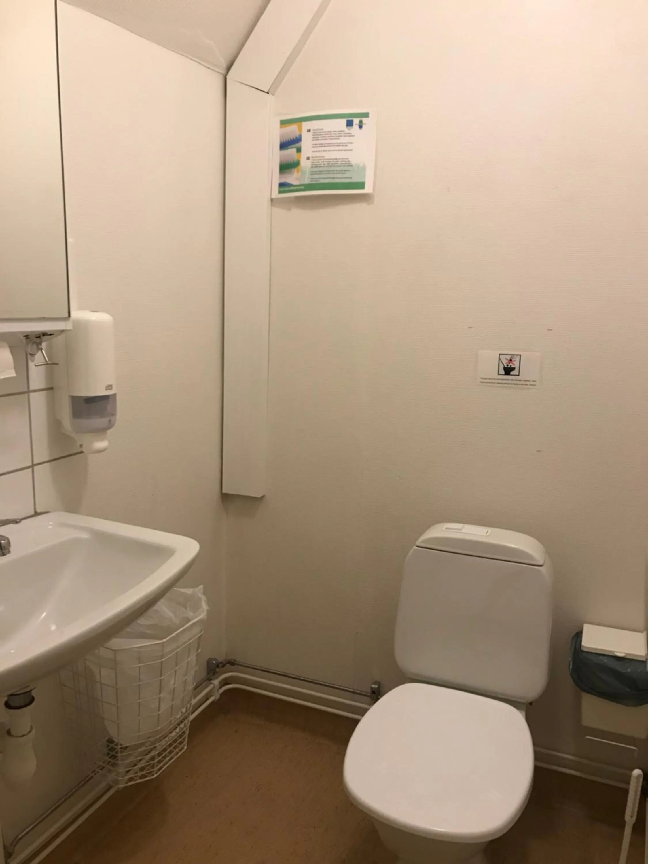 Toilet in Halmstad Hotell & Vandrarhem Kaptenshamn