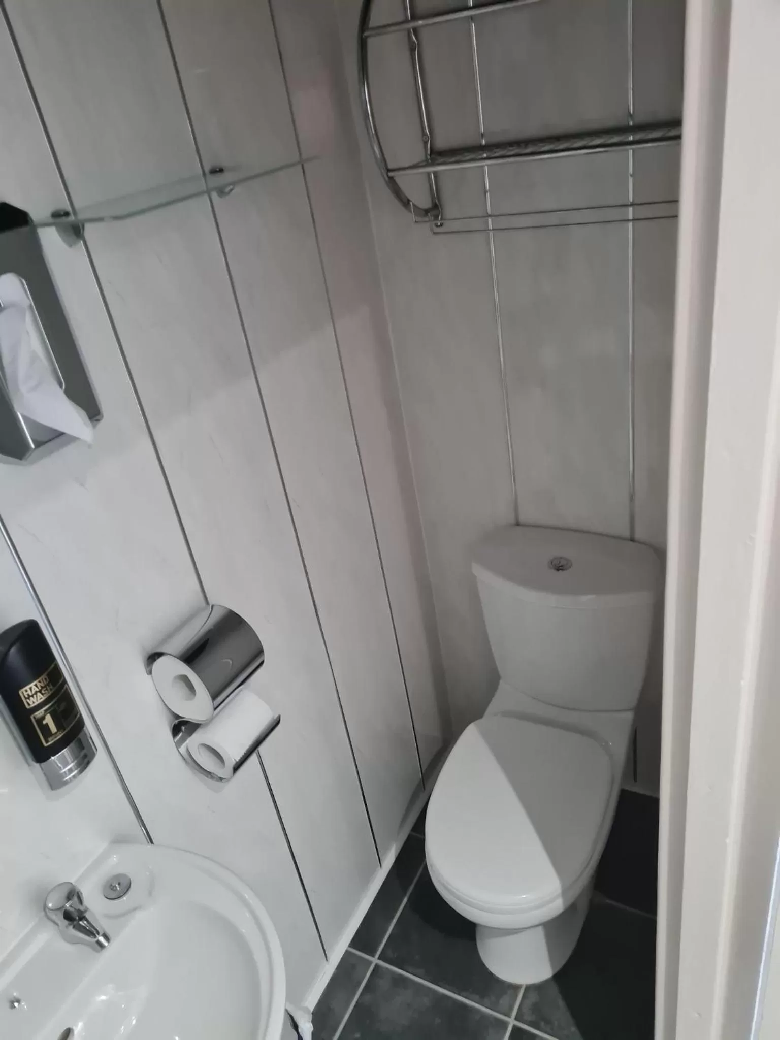 Bathroom in Queens Plaza Hotel