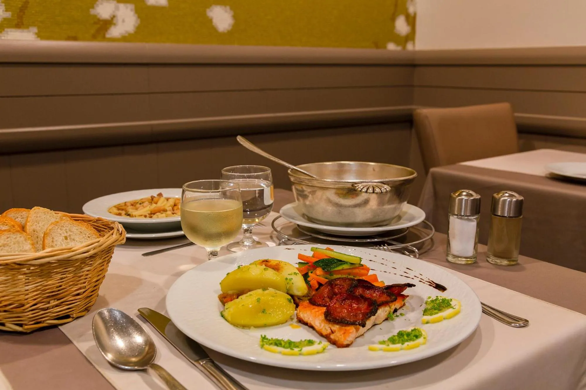 Restaurant/places to eat in The Originals City, Hôtel Astoria Vatican, Lourdes