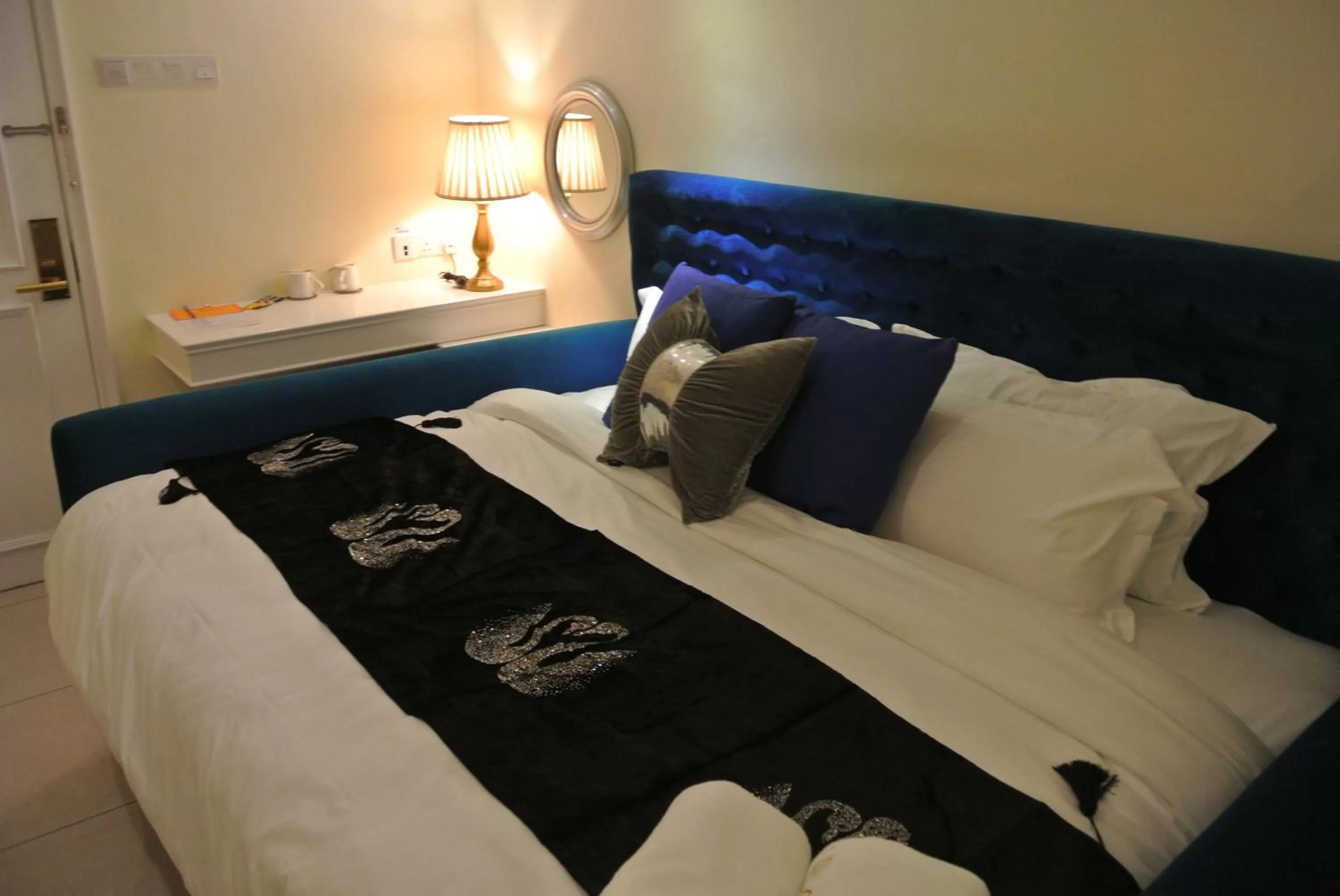 Bed in 1 Day Car Hotel Station 18