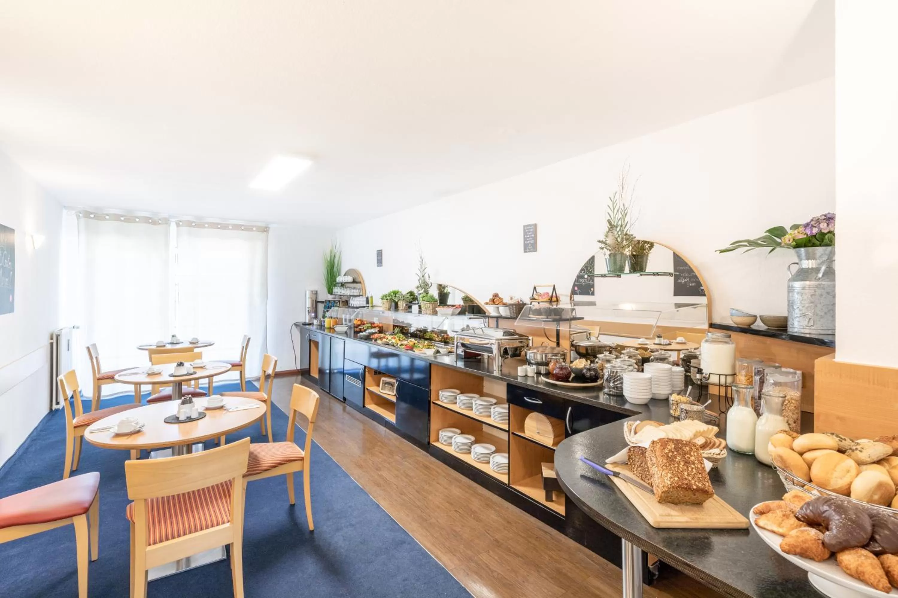 Buffet breakfast in acora Düsseldorf Living the City - Apartments