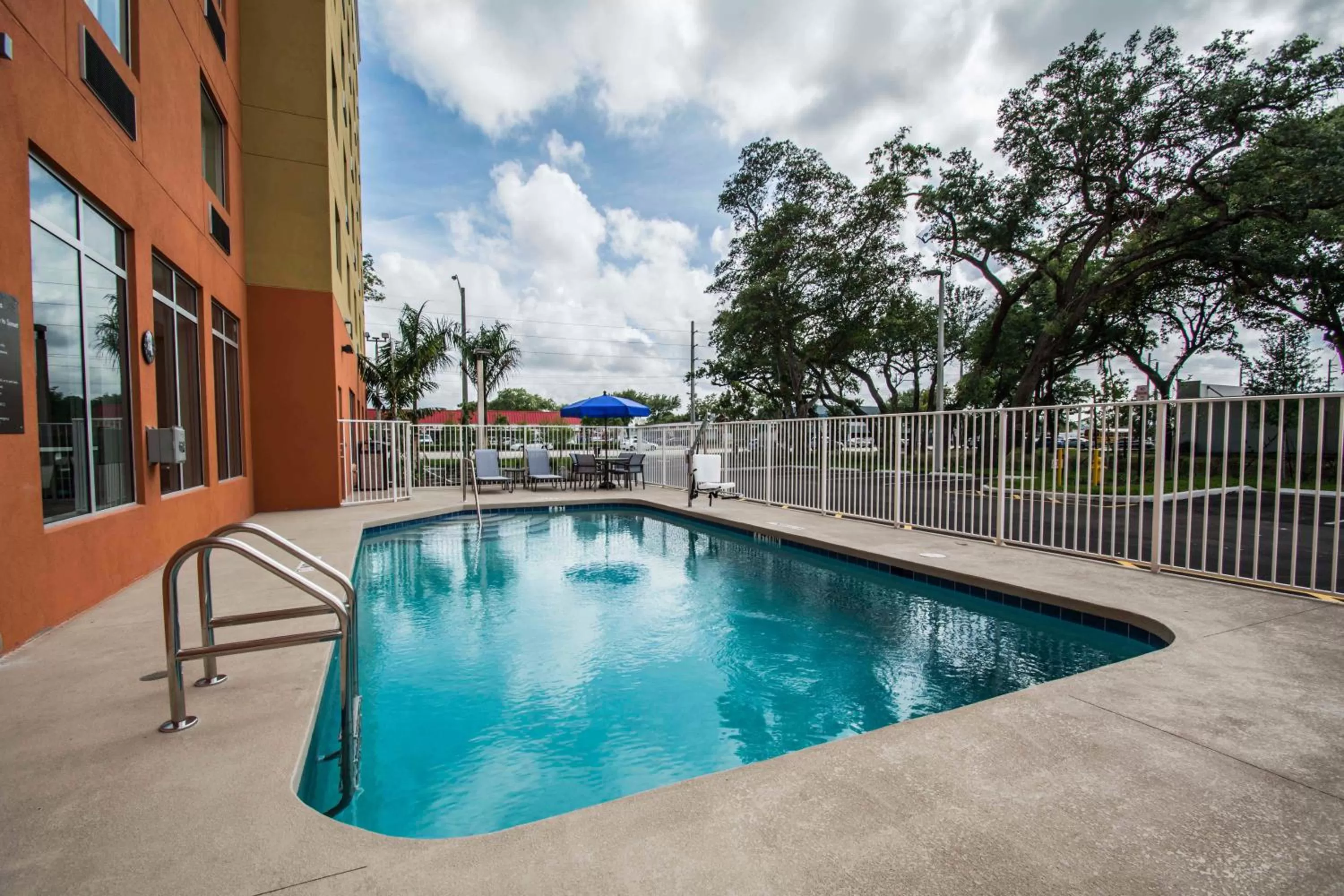 Swimming pool in Comfort Suites Fort Lauderdale Airport South & Cruise Port