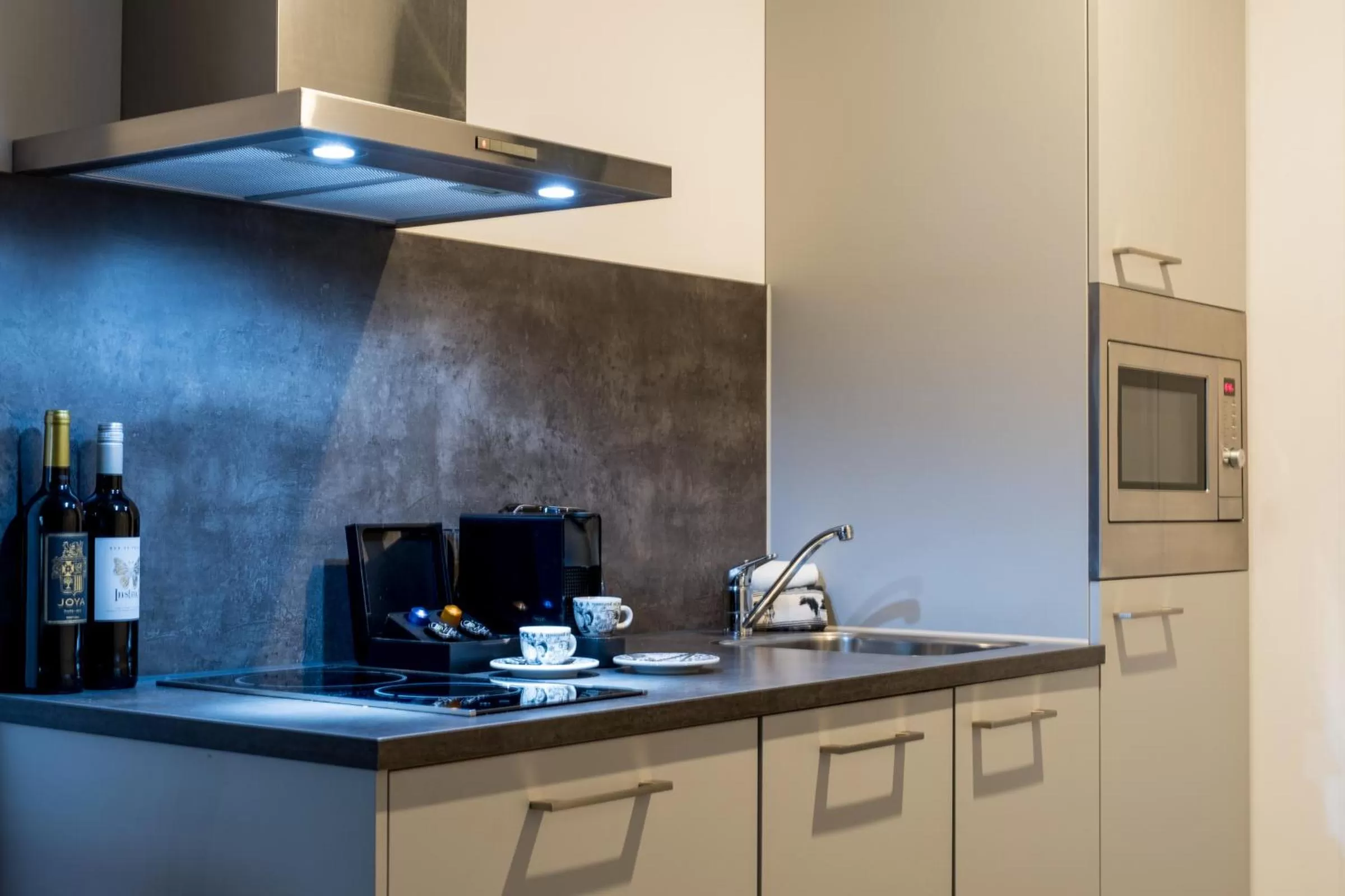 Coffee/tea facilities, Kitchen/Kitchenette in Nero Office Hotel & City Café