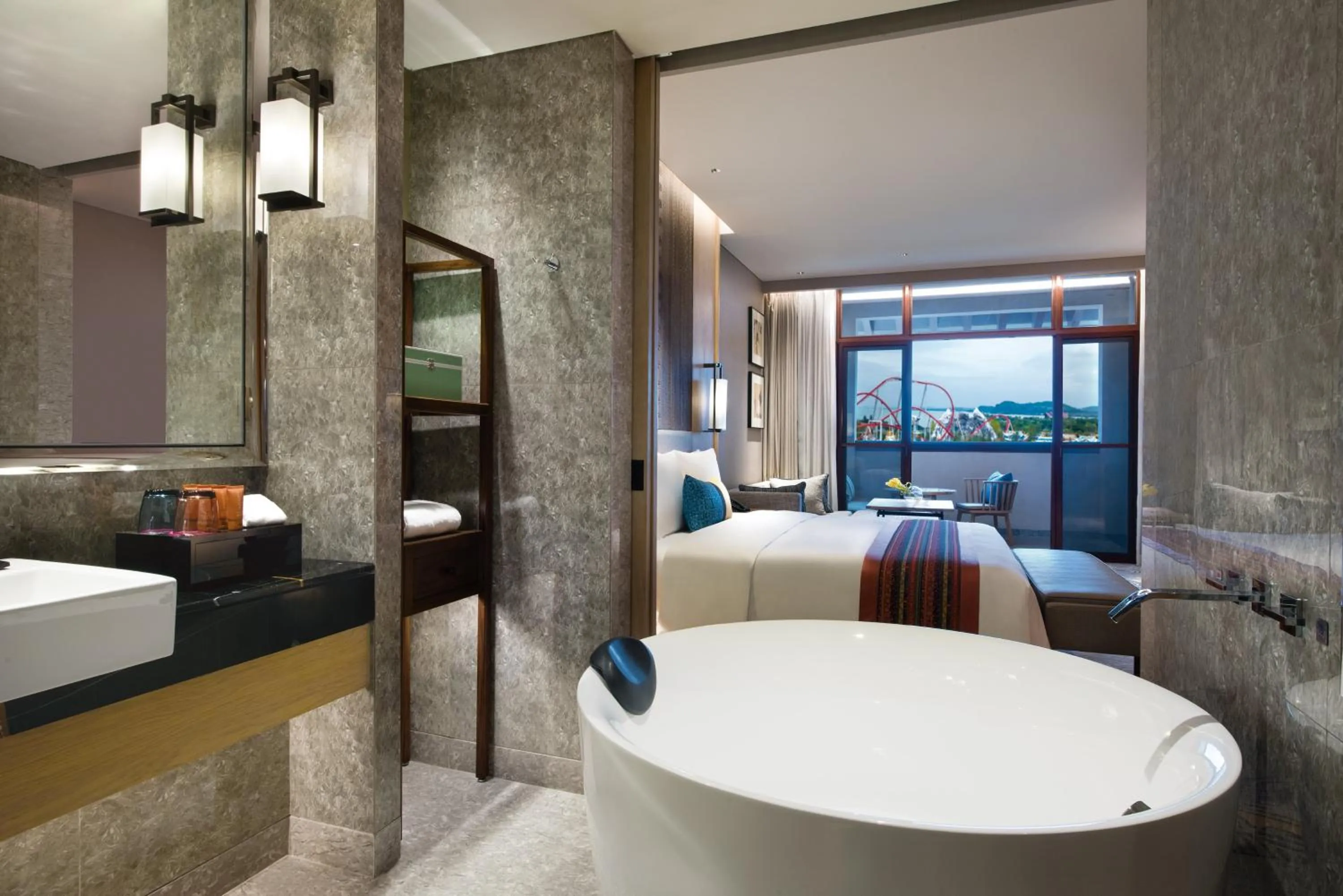 Photo of the whole room, Bed in Crowne Plaza - Kunming Ancient Dian Town by IHG